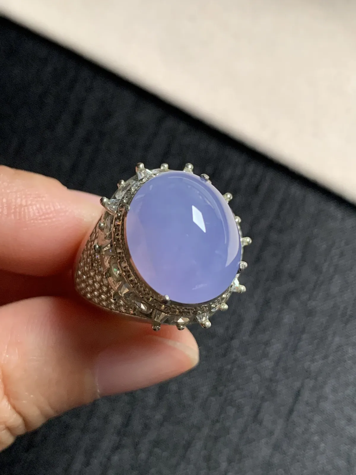 冰种紫罗兰馒头戒面
无纹裂，种好色美品相好，色泽浓郁艳丽，质地细腻水灵饱满圆润