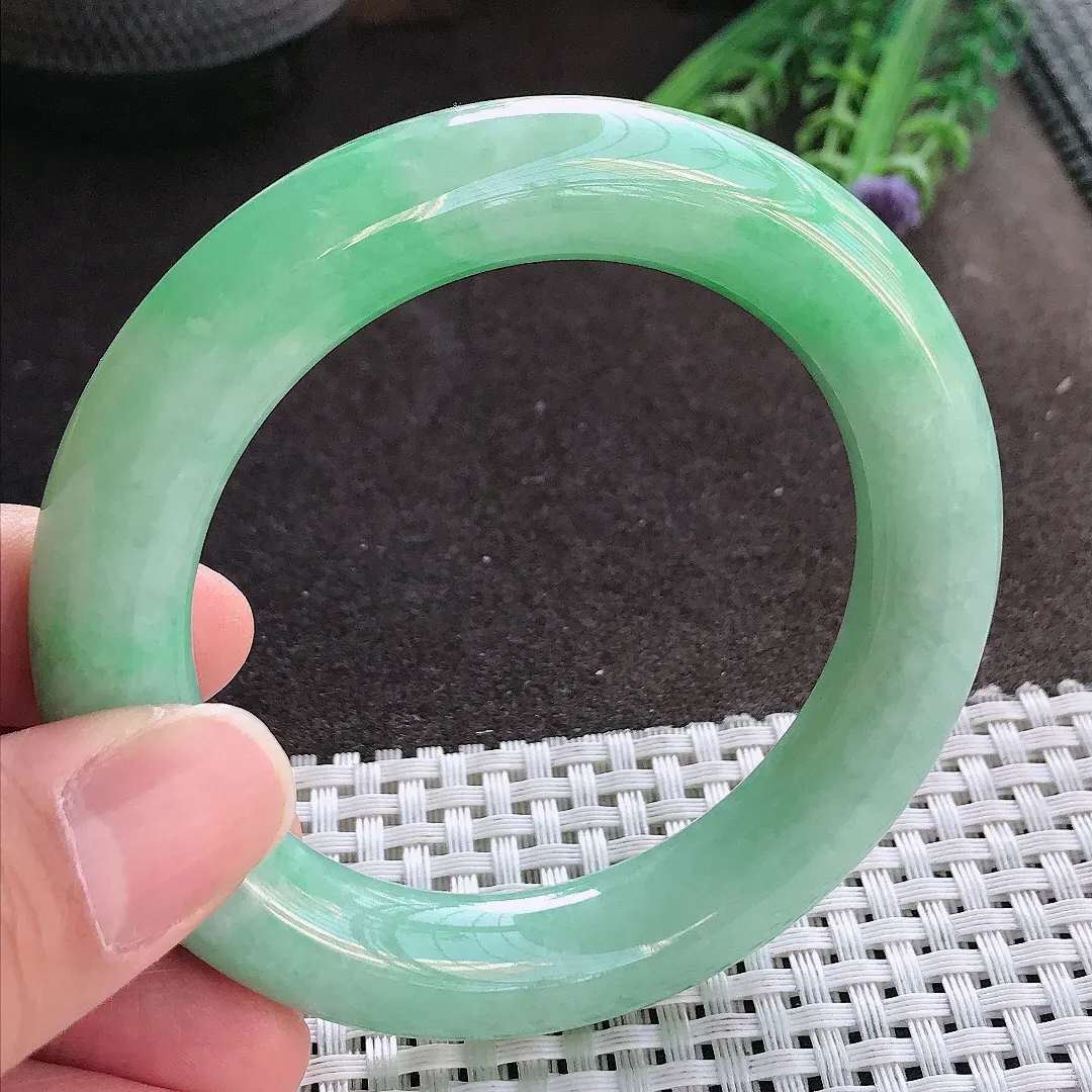 实拍A货翡翠54.8/12/11.7老坑精美温润满绿胖圆条手镯翡翠玉镯手环