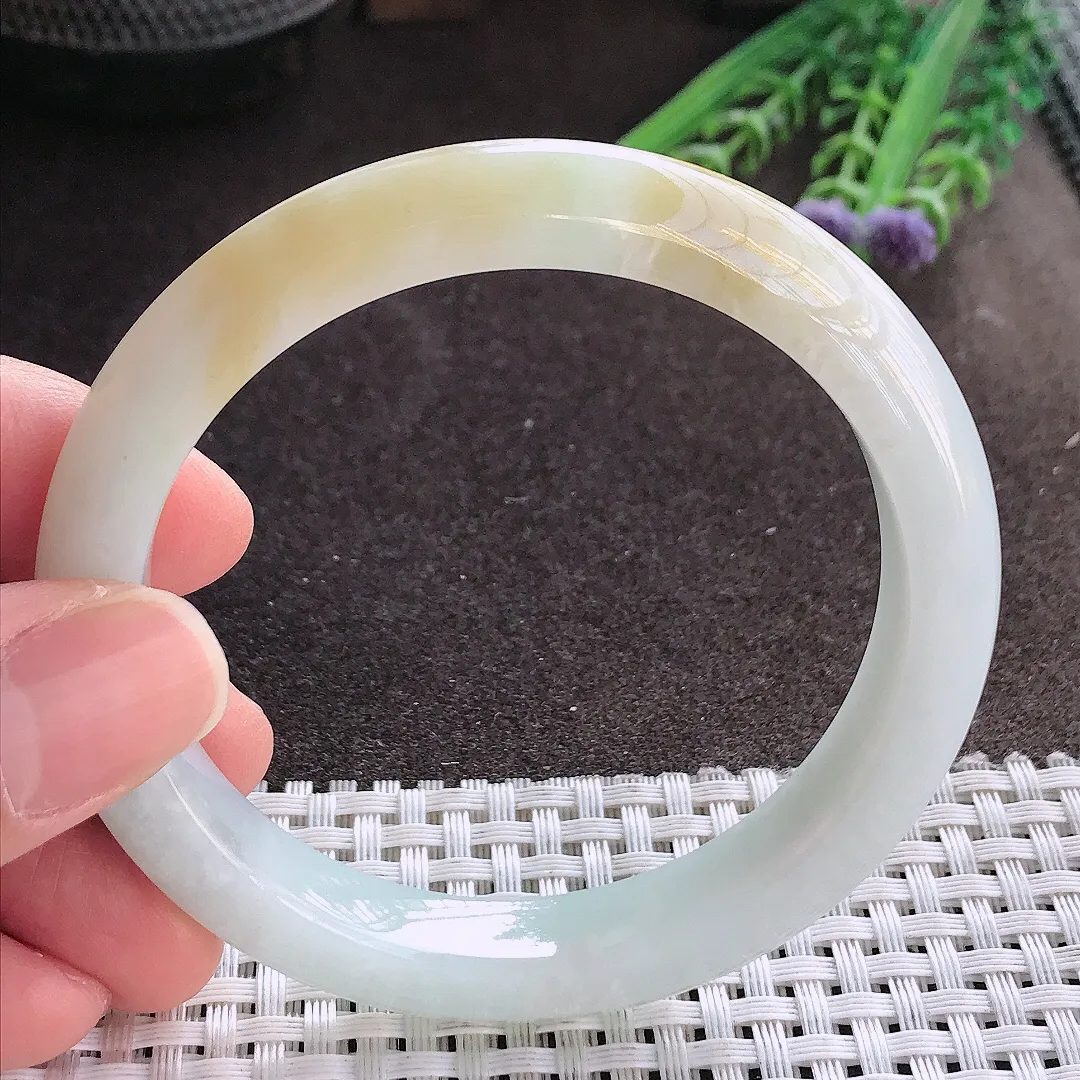 实拍A货翡翠57.5/10.4/8.3老坑秀气冰润飘黄翡手镯宽边玉镯手环