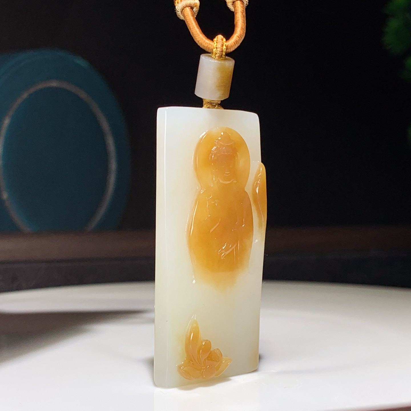 新疆和田玉且末糖站观音牌子挂件。尺寸51/23/9重24.5克 无裂无杂 玉质细腻油润 底色纯净 脂粉好，品质好。lt250106