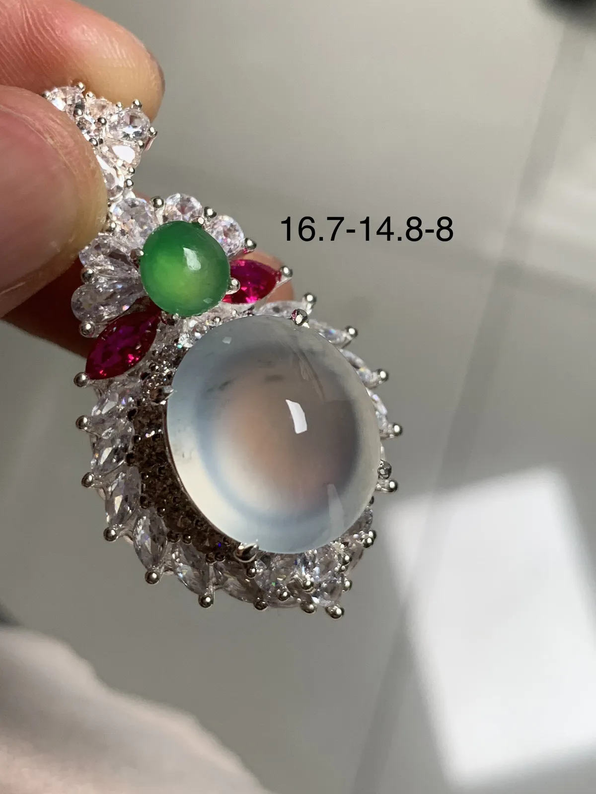 高冰飘花鸽子蛋吊坠
无纹裂，老坑种冰透水灵饱满