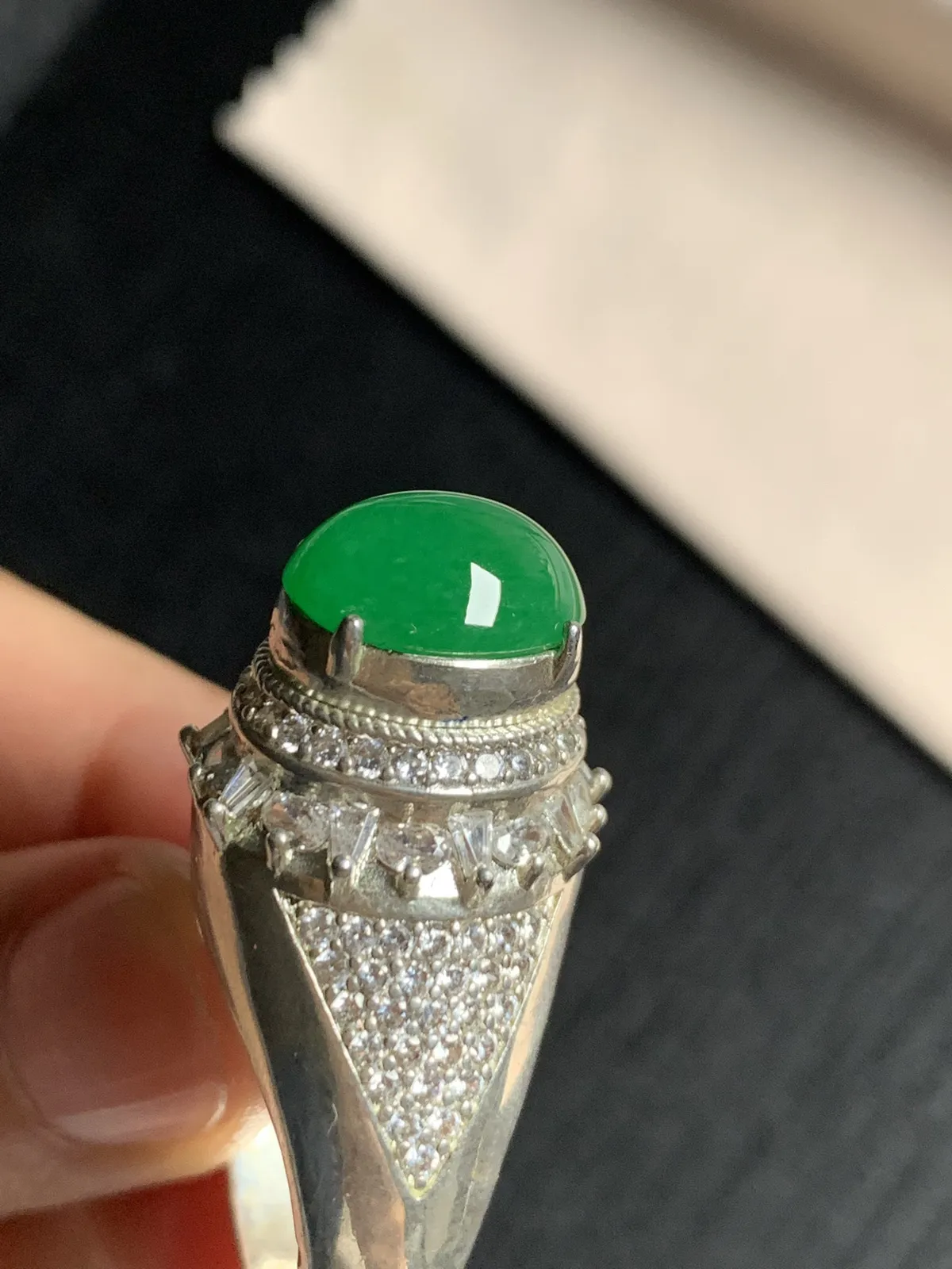 冰润阳绿馒头戒面
无纹裂，种好色好品相好，色泽艳丽明亮，质地细腻水灵饱满圆润