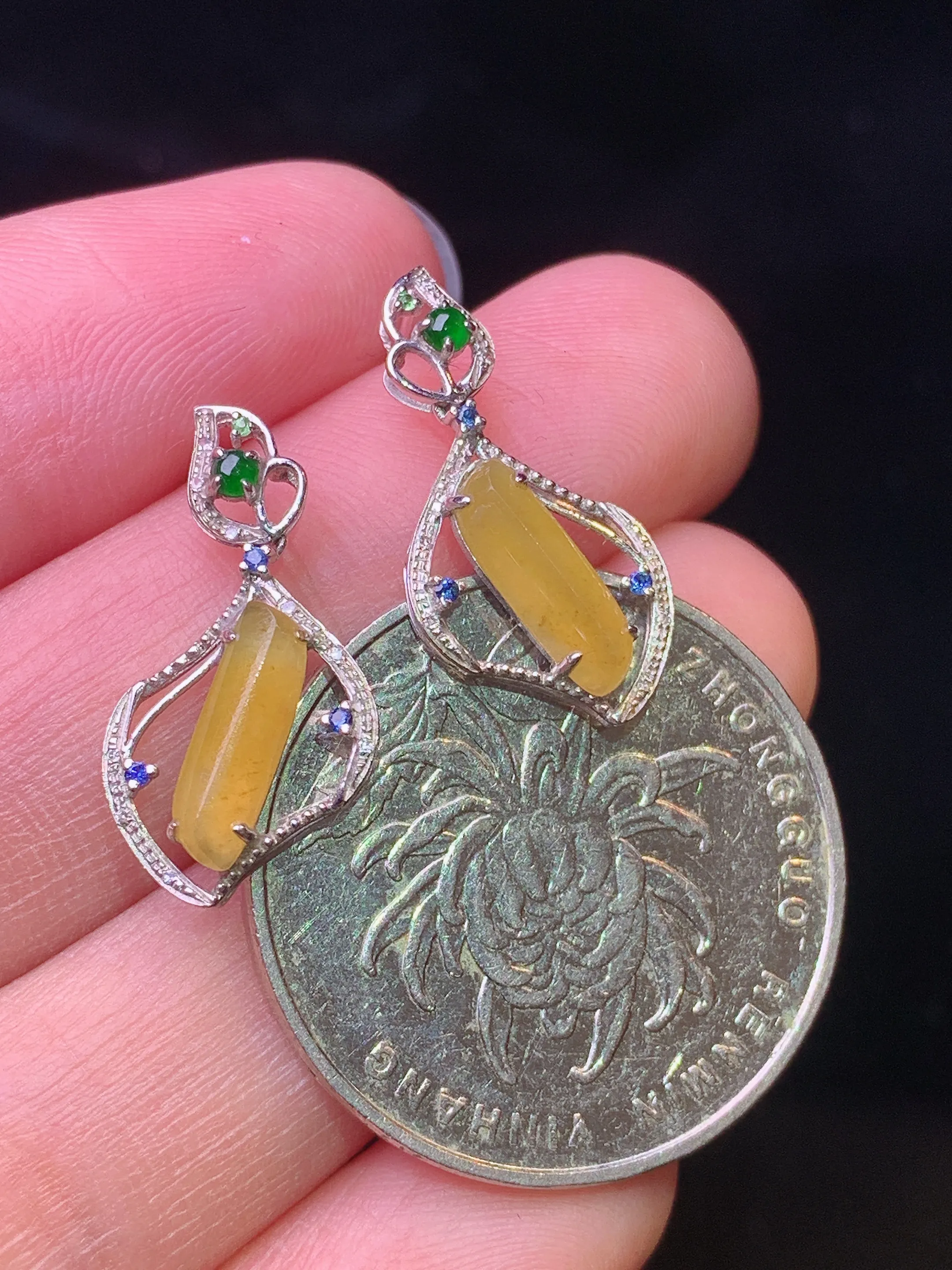 18k金钻镶嵌黄翡随形耳钉 玉质细腻 色泽艳丽清新 整体尺寸20.8*10*3.5