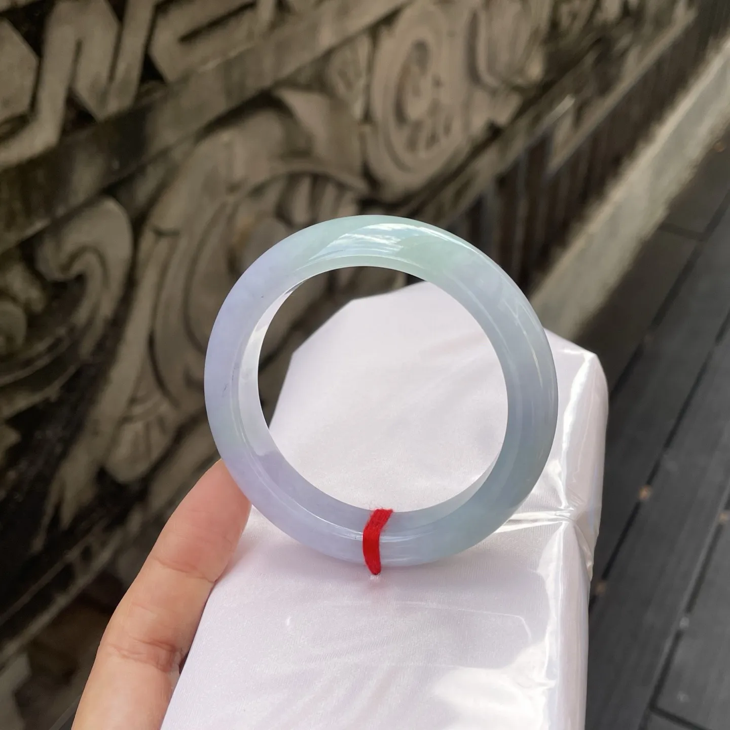 55+圈口，春彩
烟紫镯身凝晓雾，一抹晴翠缀其间，腕间环佩似藏星河～