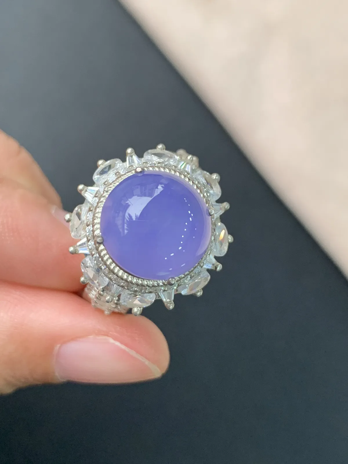 冰种浓紫圆戒面
无纹裂，种好色美品相好，色泽浓郁艳丽，老坑种质地细腻水灵饱满圆润