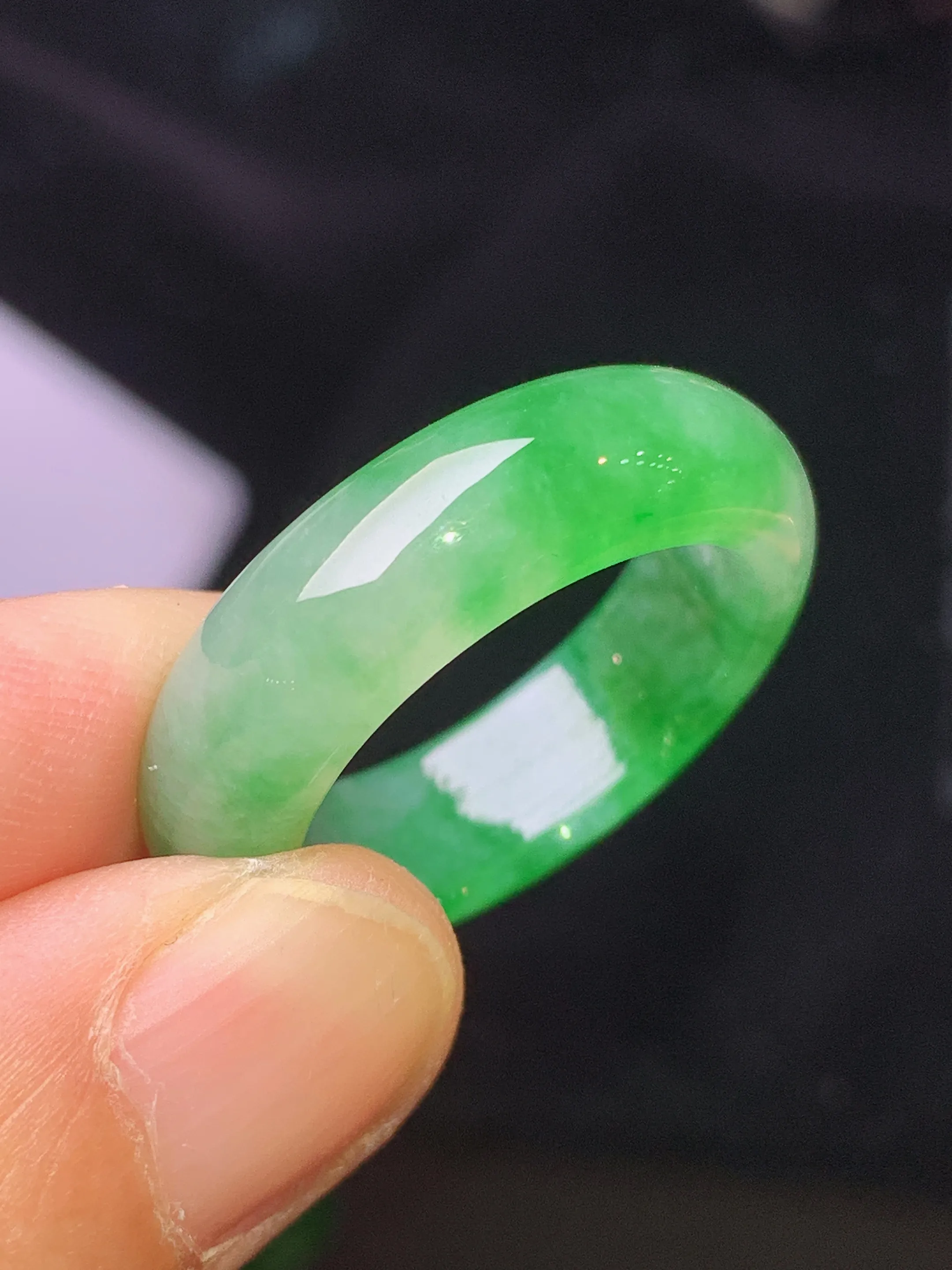 翠绿指环 玉质细腻 色泽艳丽清新 圈口19 整体尺寸26.3*6.7*3.8