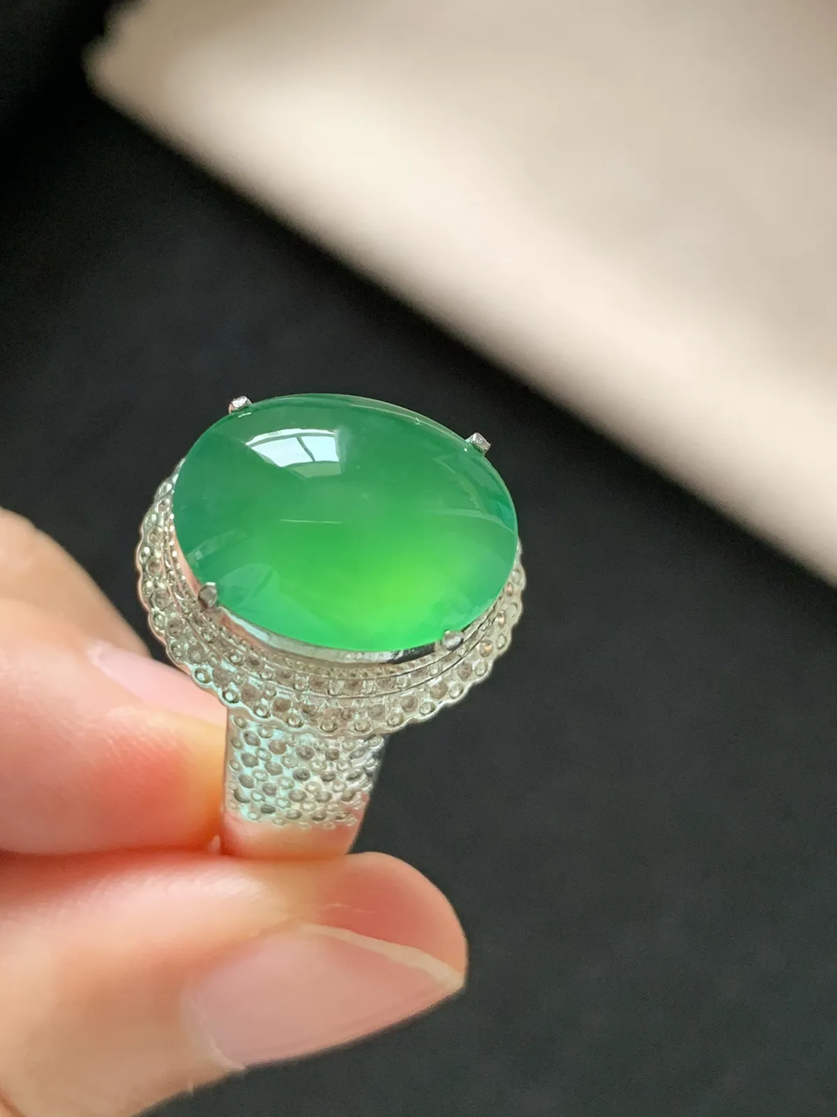 高冰木那绿鸽子蛋戒面
无纹裂，种好色好品相好，颜色鲜艳明亮，老坑种冰透水灵均匀饱满