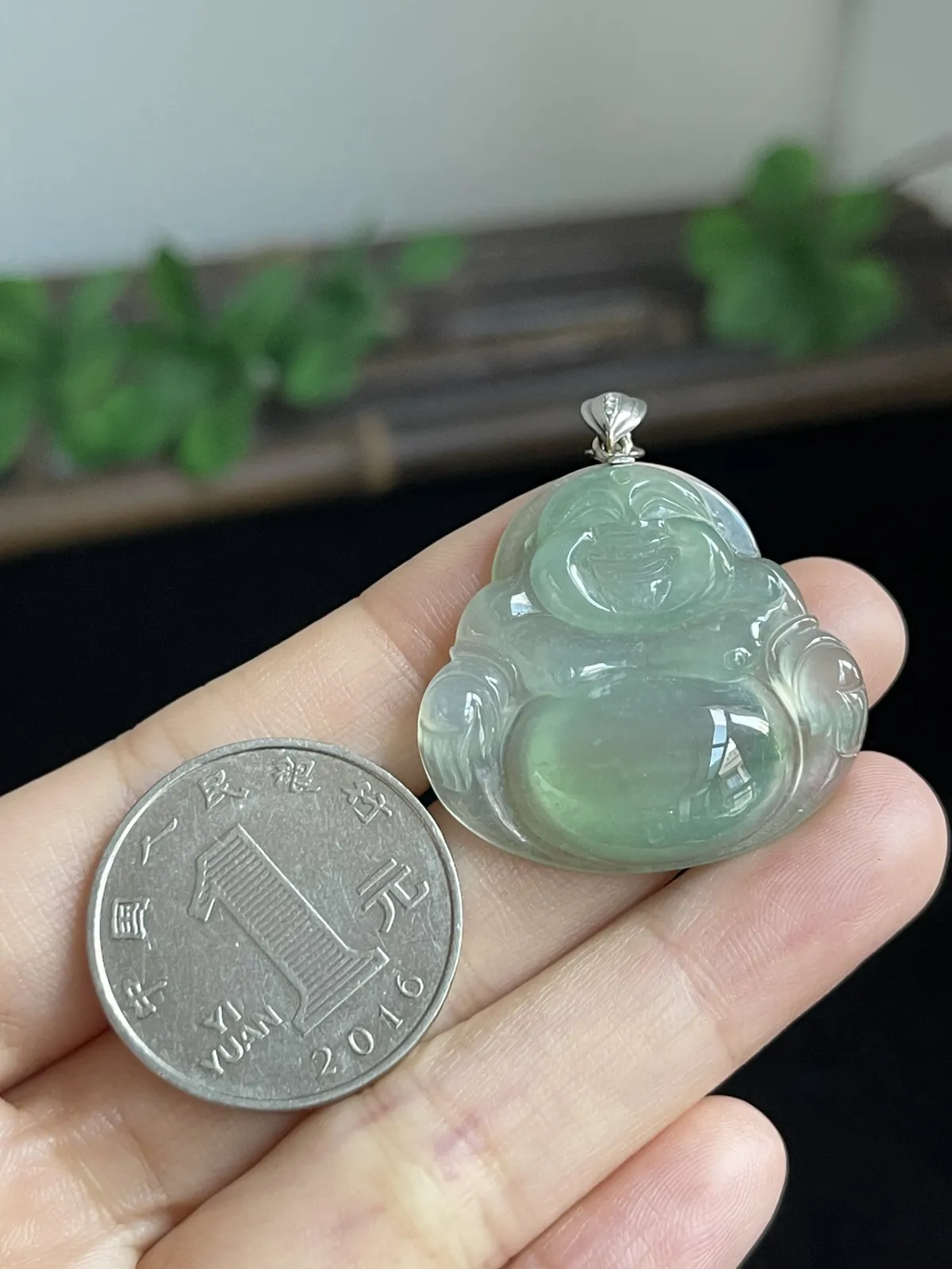 翡翠冰糯种淡绿色吊坠，伴钻石