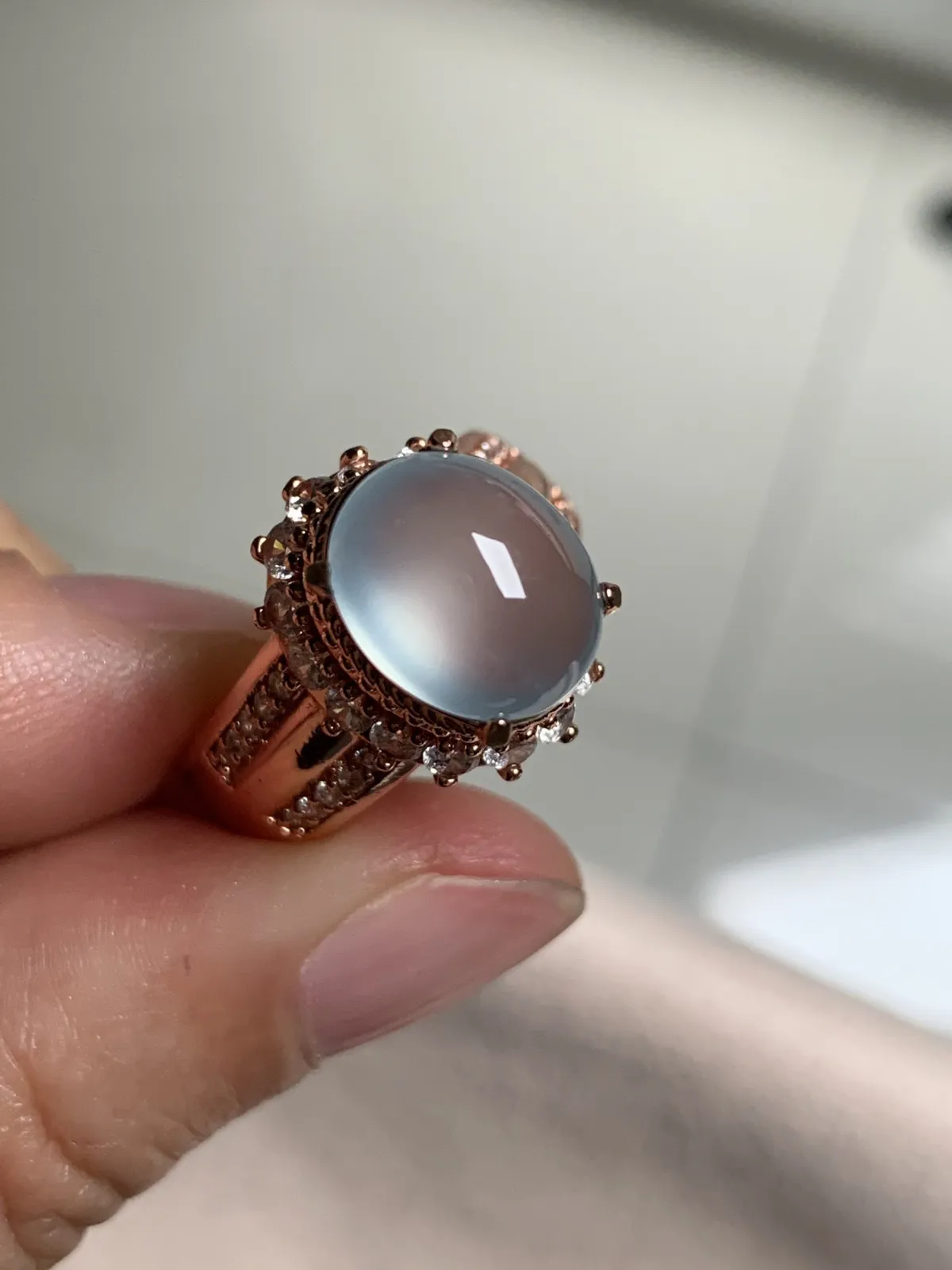 高冰戒面
无纹裂，老坑种强荧光，钢性十足纯净饱满品相