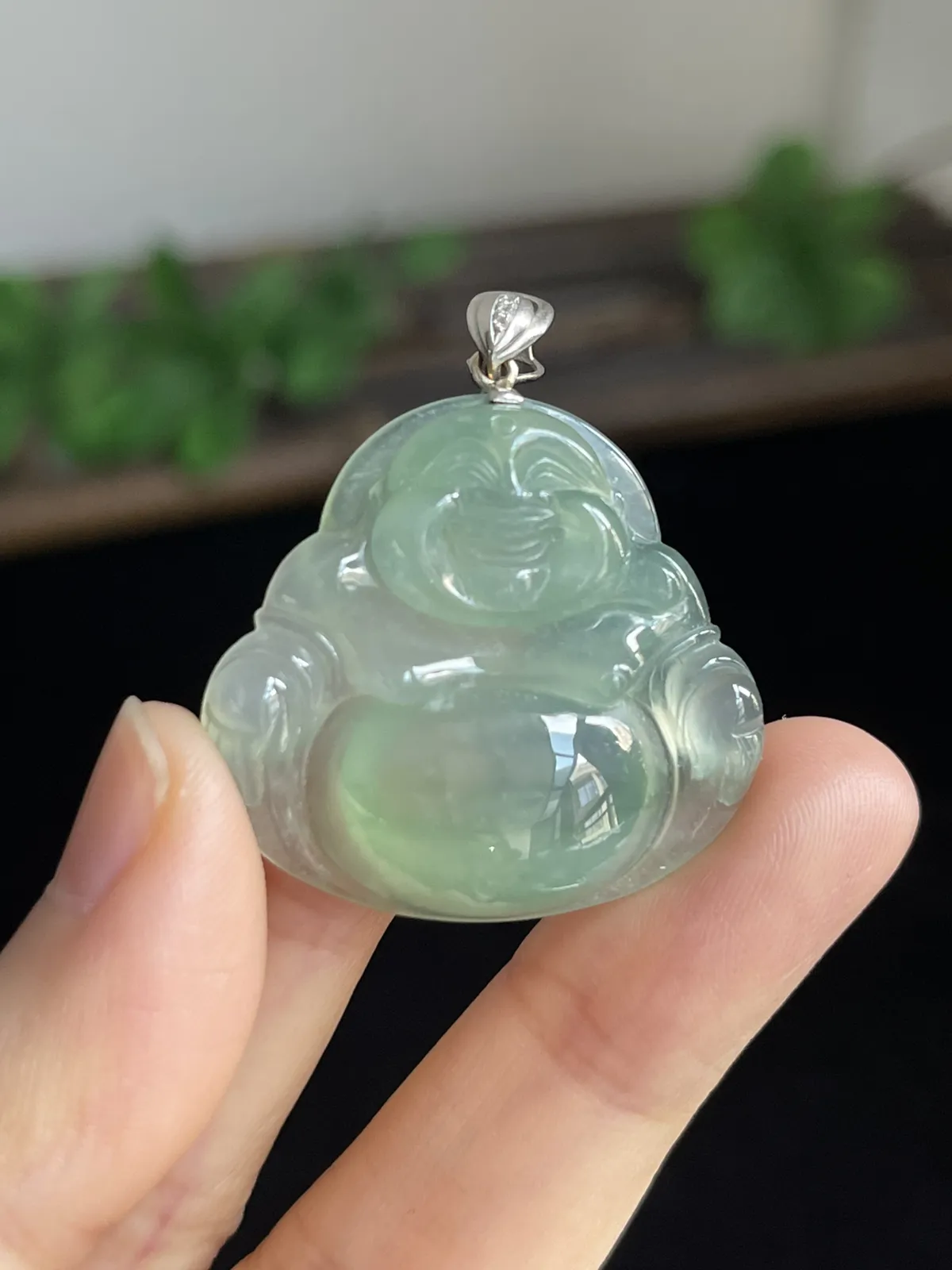 翡翠冰糯种淡绿色吊坠，伴钻石