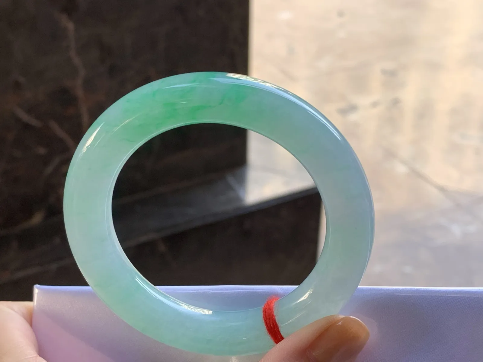 55.5-12.1

糯冰带色圆条手镯^_^ 种好水润