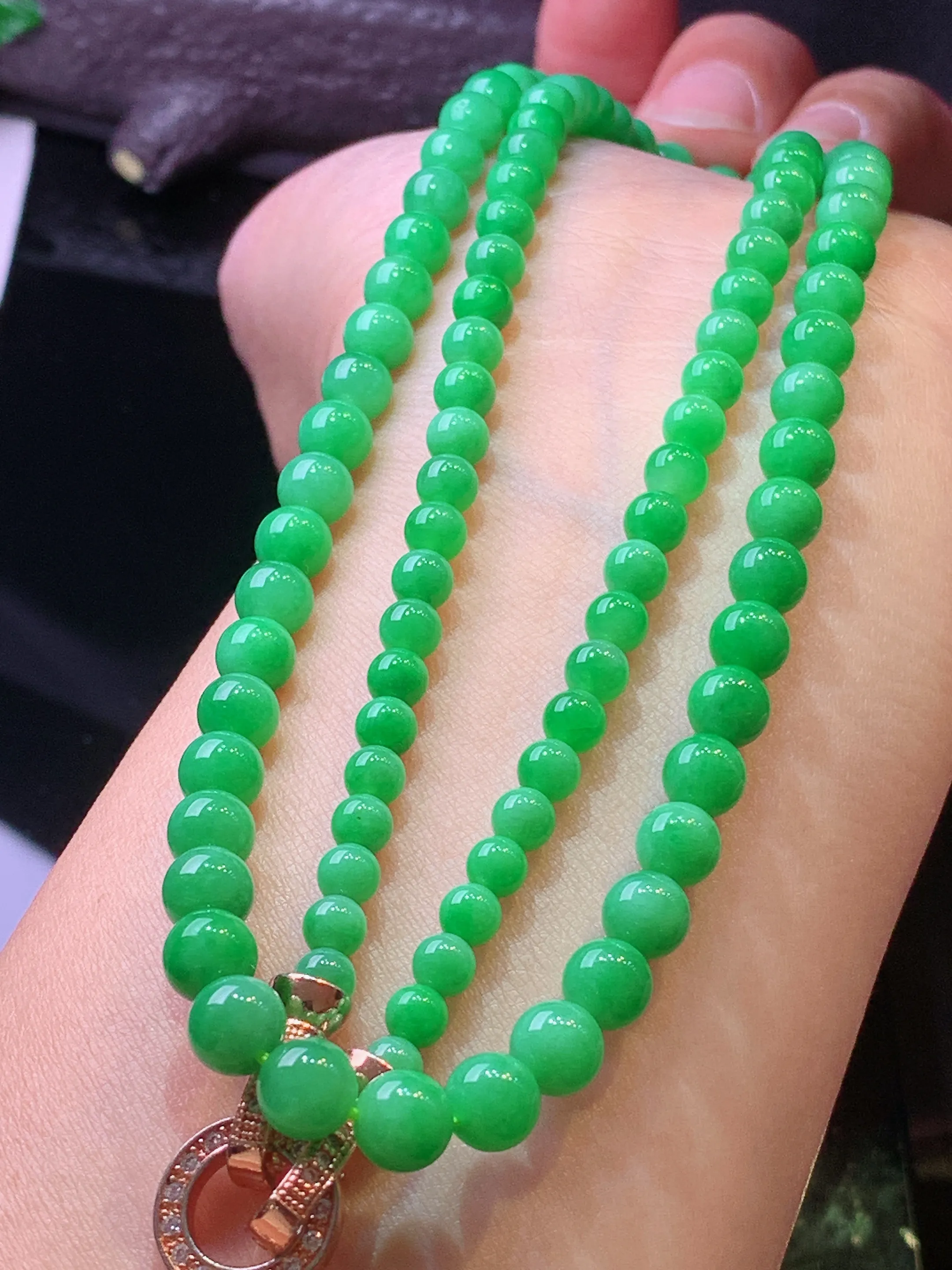 翠绿圆珠项链 玉质细腻 色泽艳丽清新 整体尺寸6