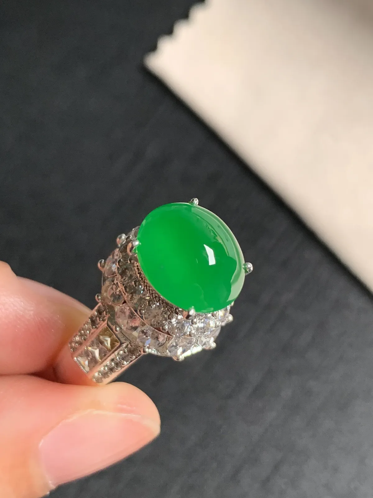 高冰辣阳绿馒头戒面
无纹裂，种好色好品相好，辣阳绿翠绿欲滴浓郁艳丽，老坑种冰透水灵饱满圆润