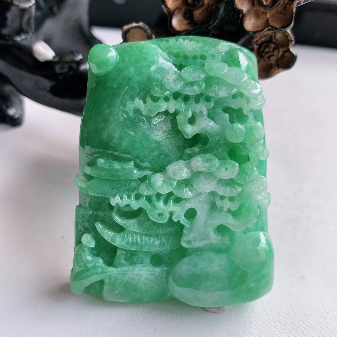 冰润满绿翡翠山水牌吊坠 寓意“常青、背靠大山、水（财）长流 平安之意”生机盎然的翠意，一眼既心醉 ，雕工精致， 佩戴效果优雅迷人！#881.1尺寸53*40*13