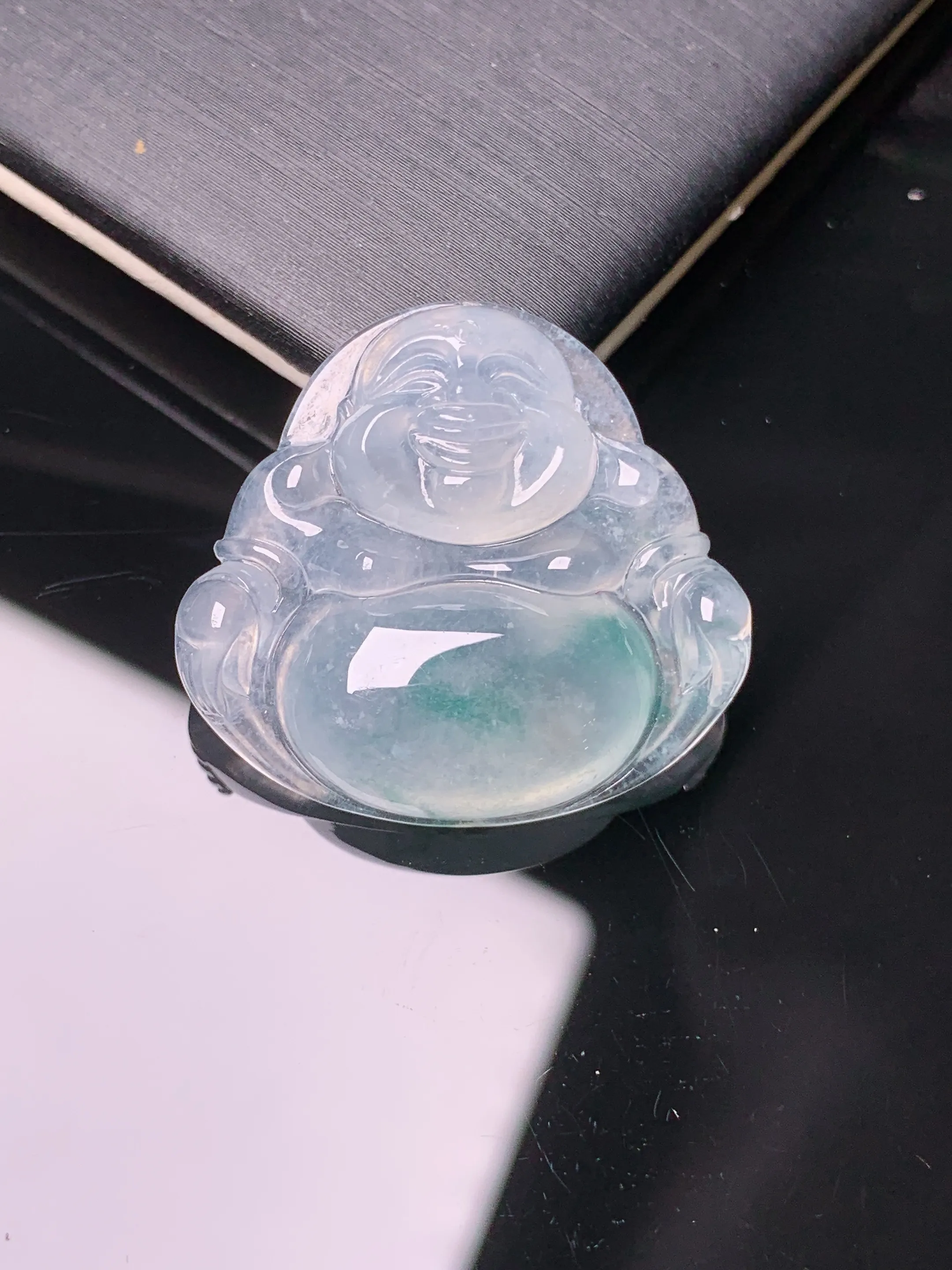 冰种飘绿佛公吊坠 玉质细腻 色泽艳丽清新 整体尺寸24.5*26.5*6