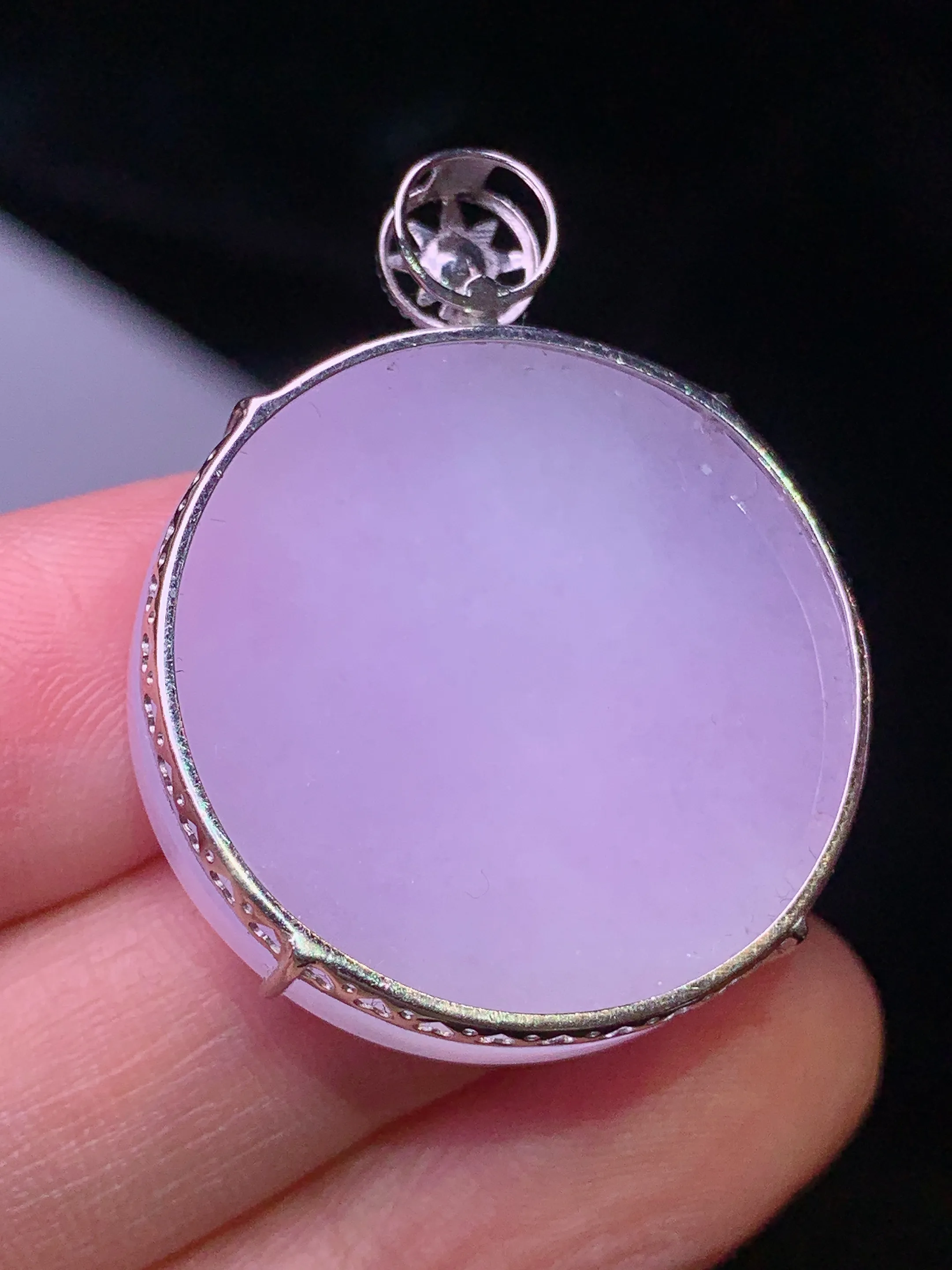 18k金镶嵌紫罗兰圆通吊坠 玉质细腻 色泽艳丽清新 整体尺寸33.5*26.8*5.7