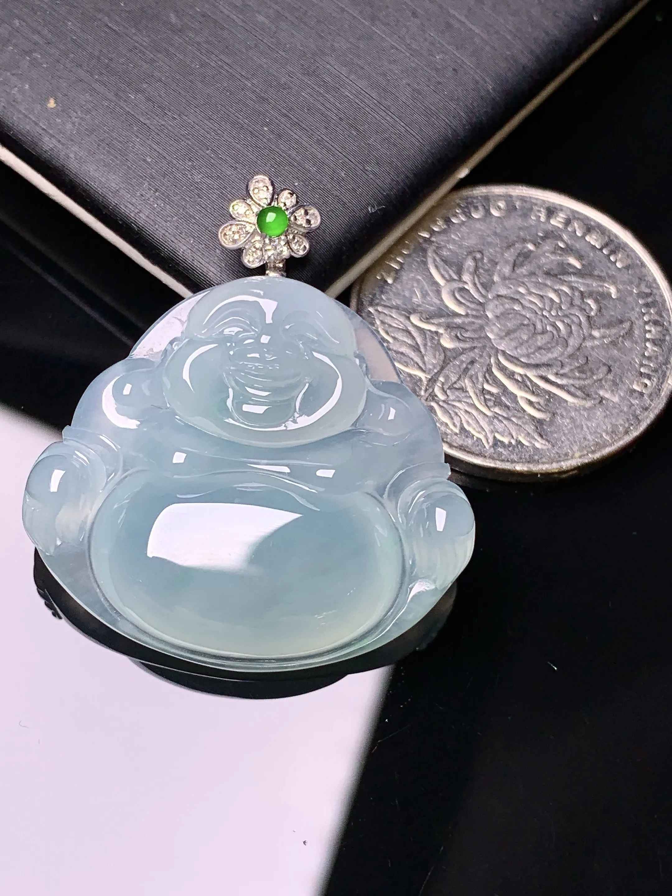 18k金钻镶嵌冰种佛公吊坠 玉质细腻 色泽艳丽清新 整体尺寸33.2*29.7*6.6