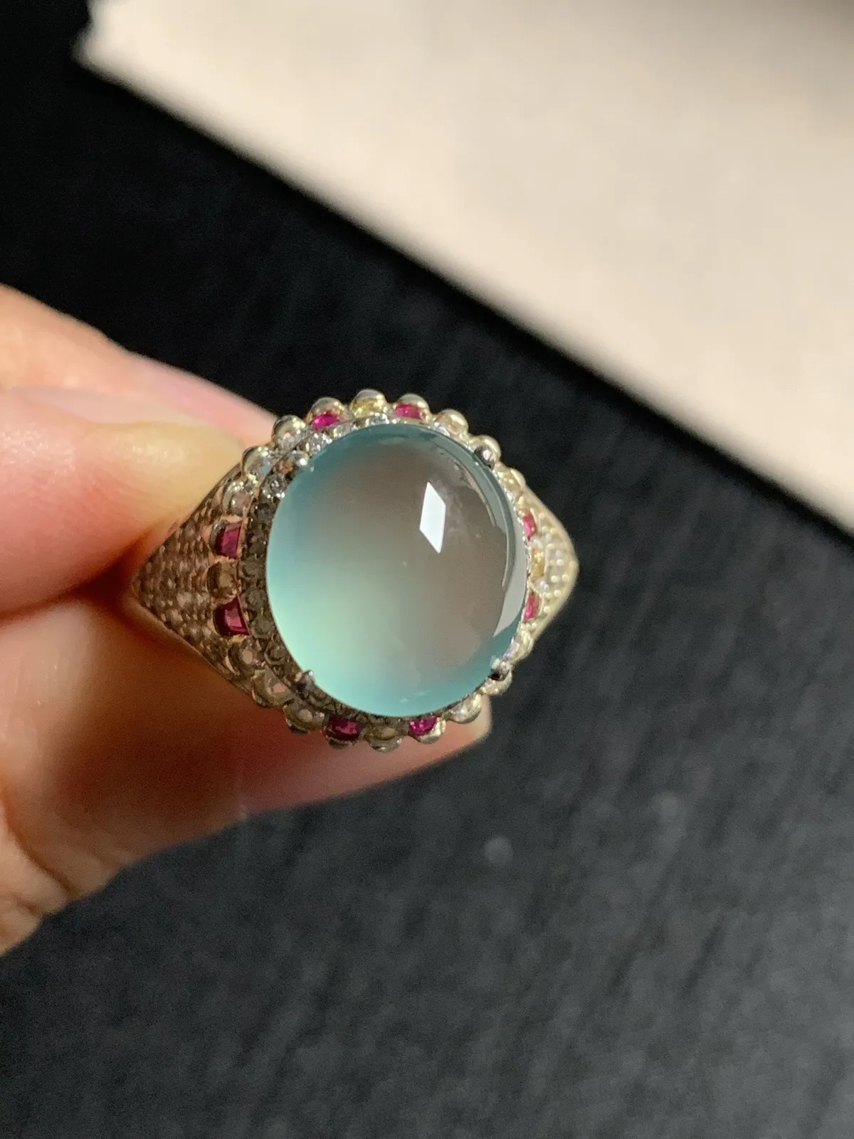 冰种天空蓝戒面
无纹裂，种好色美品相好，颜色鲜艳漂亮，老坑种冰透水灵质地细腻纯净饱满