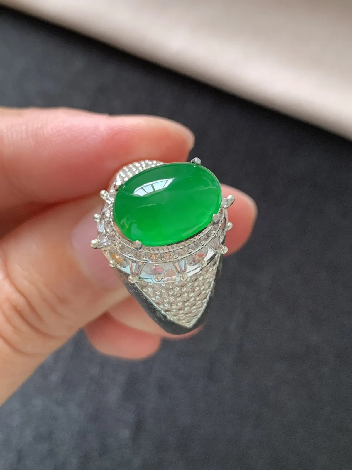 冰种辣阳绿戒面
无纹裂，种好色好品相好，色泽浓郁艳丽，老坑种质地细腻水灵饱满圆润