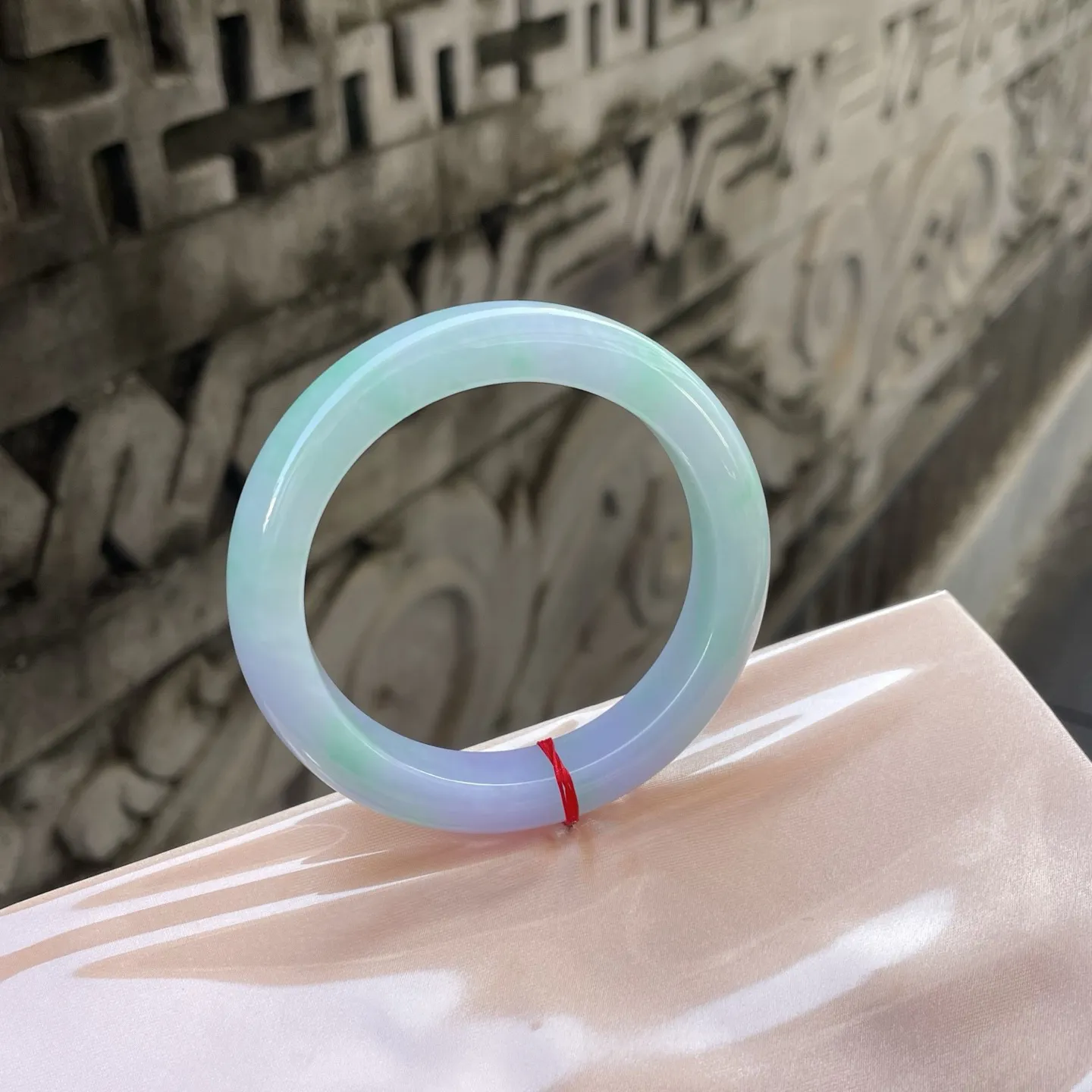 55圈口，春彩，
春樱粉紫揉着新柳嫩青，这镯翡翠似将春日的紫雾与绿烟凝作环，腕间一戴便拥住了满园春色～