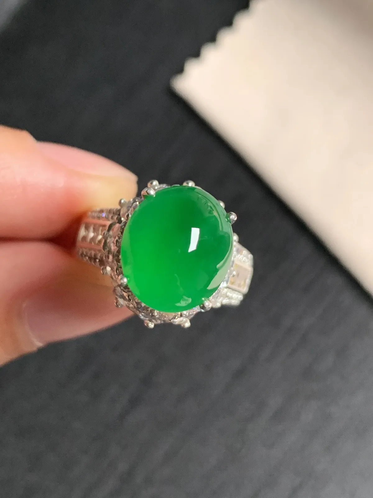 高冰辣阳绿馒头戒面
无纹裂，种好色好品相好，辣阳绿翠绿欲滴浓郁艳丽，老坑种冰透水灵饱满圆润