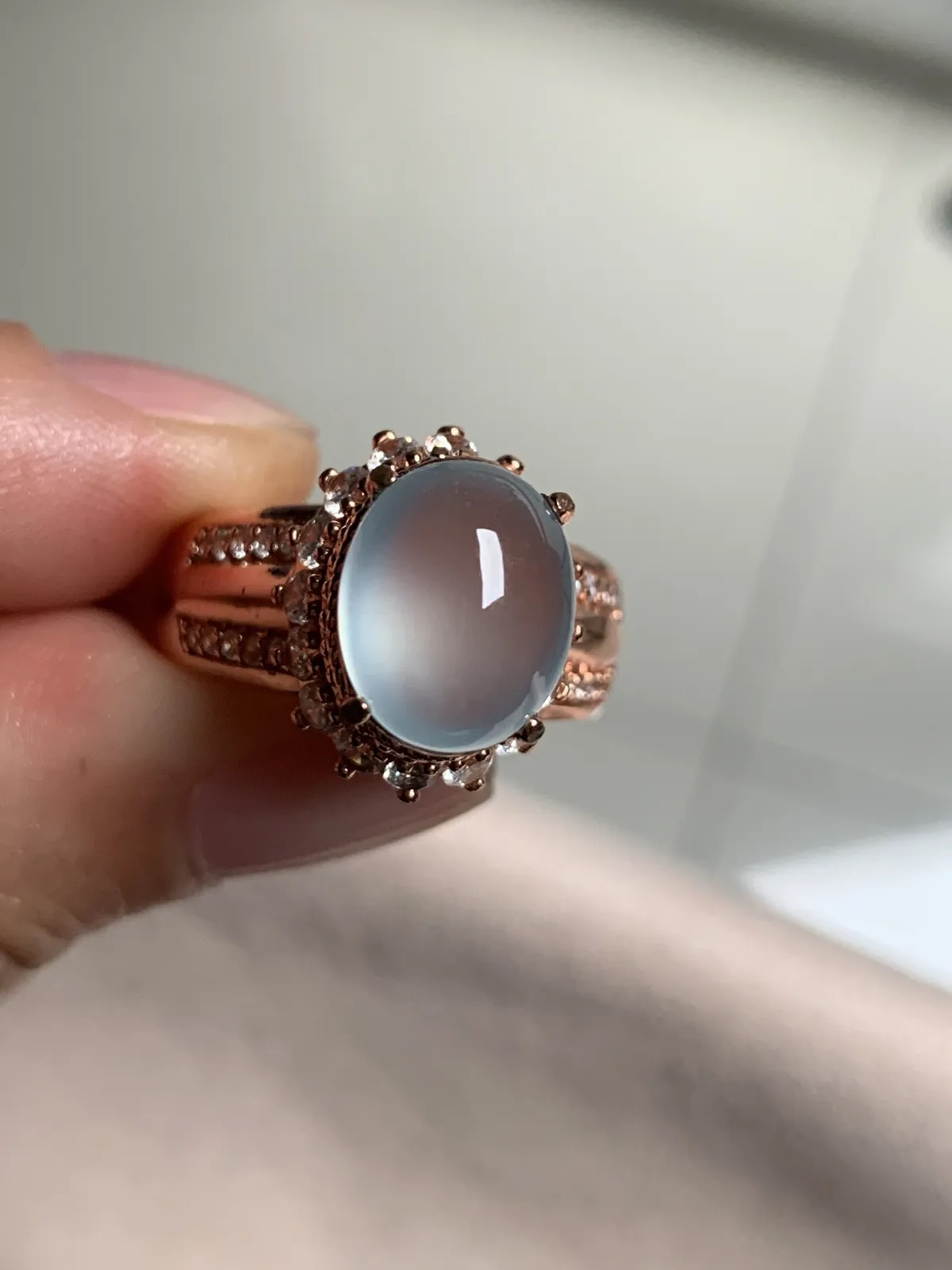 高冰戒面
无纹裂，老坑种强荧光，钢性十足纯净饱满品相