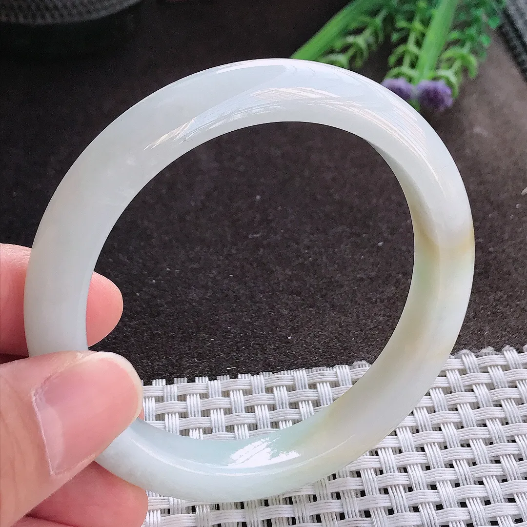 实拍A货翡翠57.5/10.4/8.3老坑秀气冰润飘黄翡手镯宽边玉镯手环