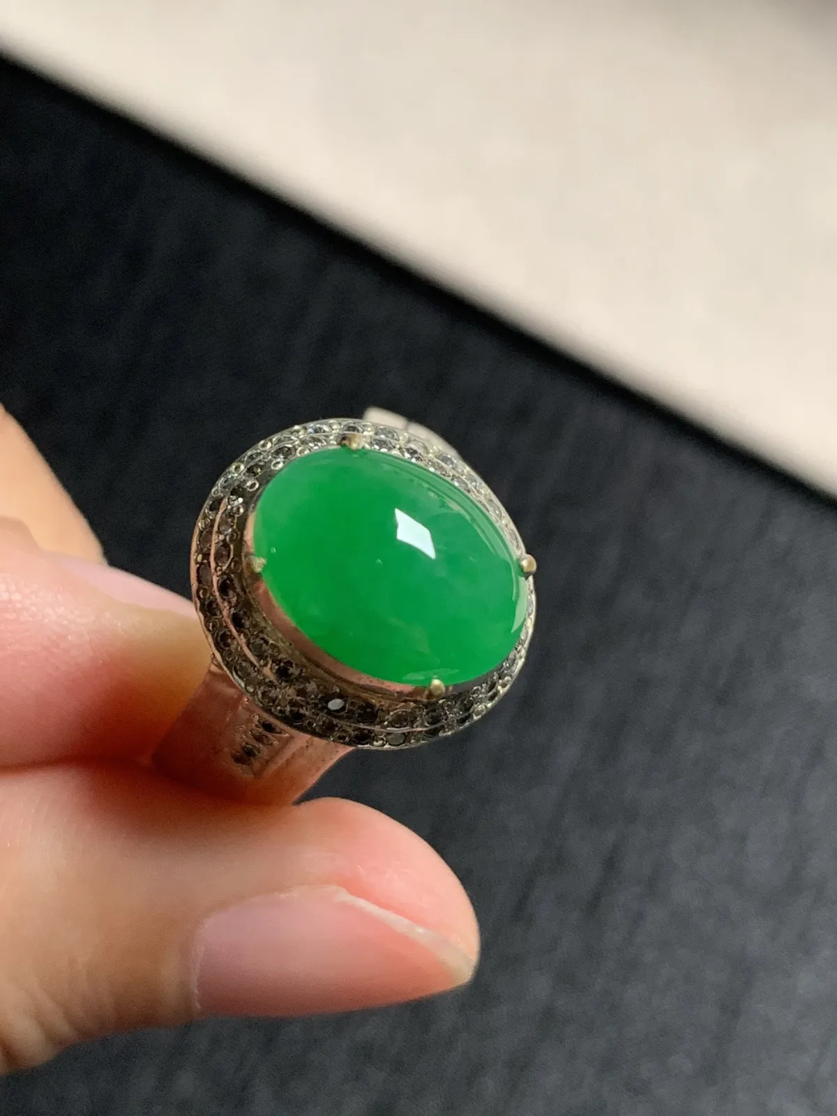 冰阳绿戒面
无纹裂，种好色好品相好，颜色鲜艳明亮，质地细腻水灵