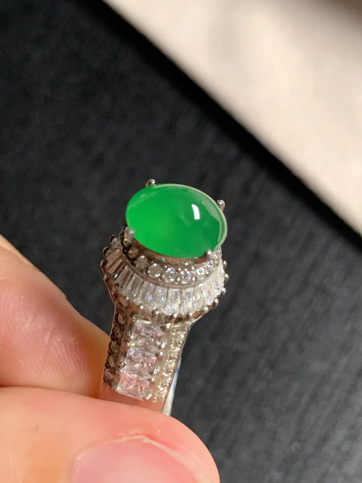 高冰辣阳绿馒头戒面
无纹裂，种好色好品相好，色泽浓郁艳丽，老坑种冰透水灵饱满圆润