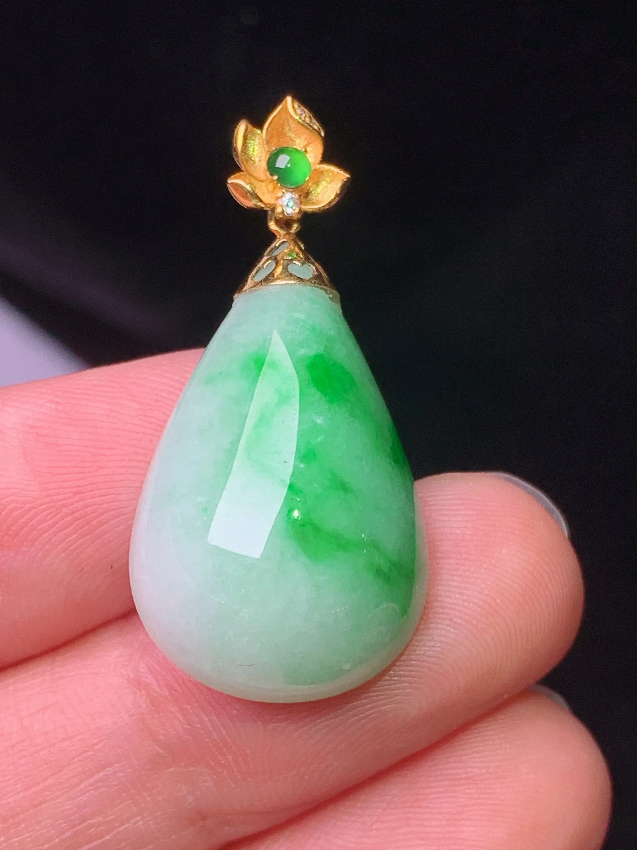 18k金飘绿水滴吊坠 玉质细腻 色泽艳丽清新 整体尺寸32.2*15.5*9.5