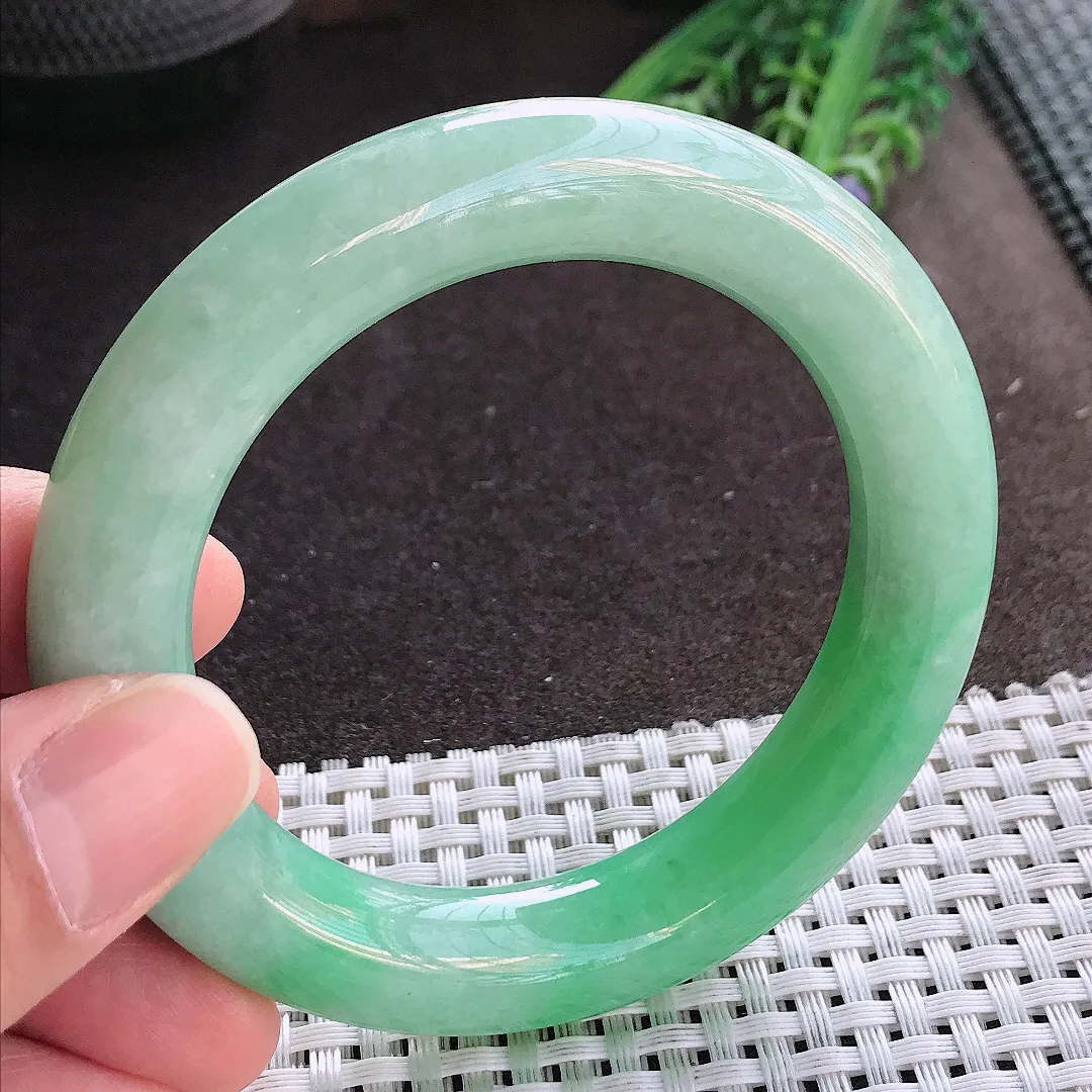 实拍A货翡翠54.8/12/11.7老坑精美温润满绿胖圆条手镯翡翠玉镯手环