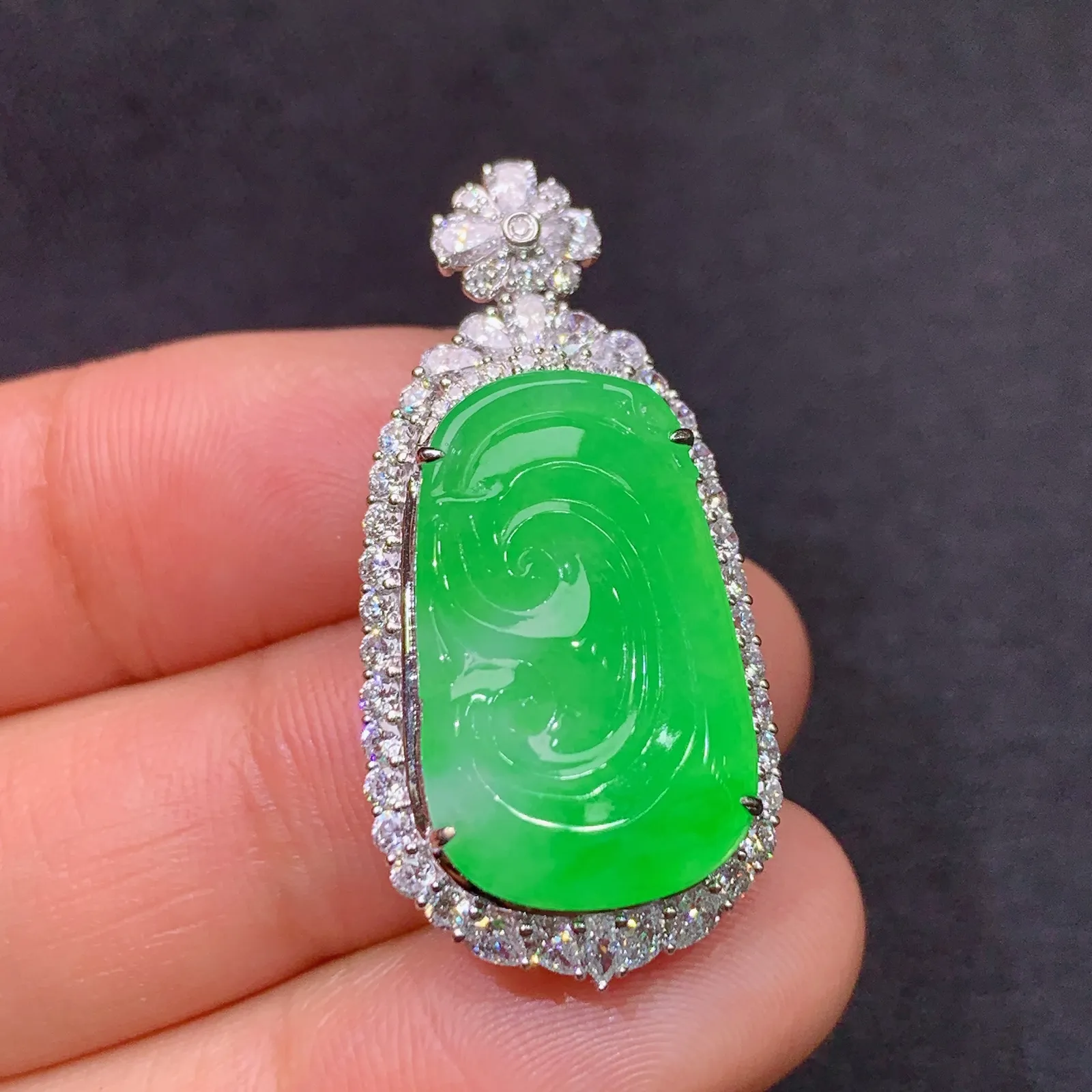 阳绿如意吊坠，18k金镶嵌，冰润色阳，玉质细腻，种水足，B1 尺寸33.6*16.5*8.3