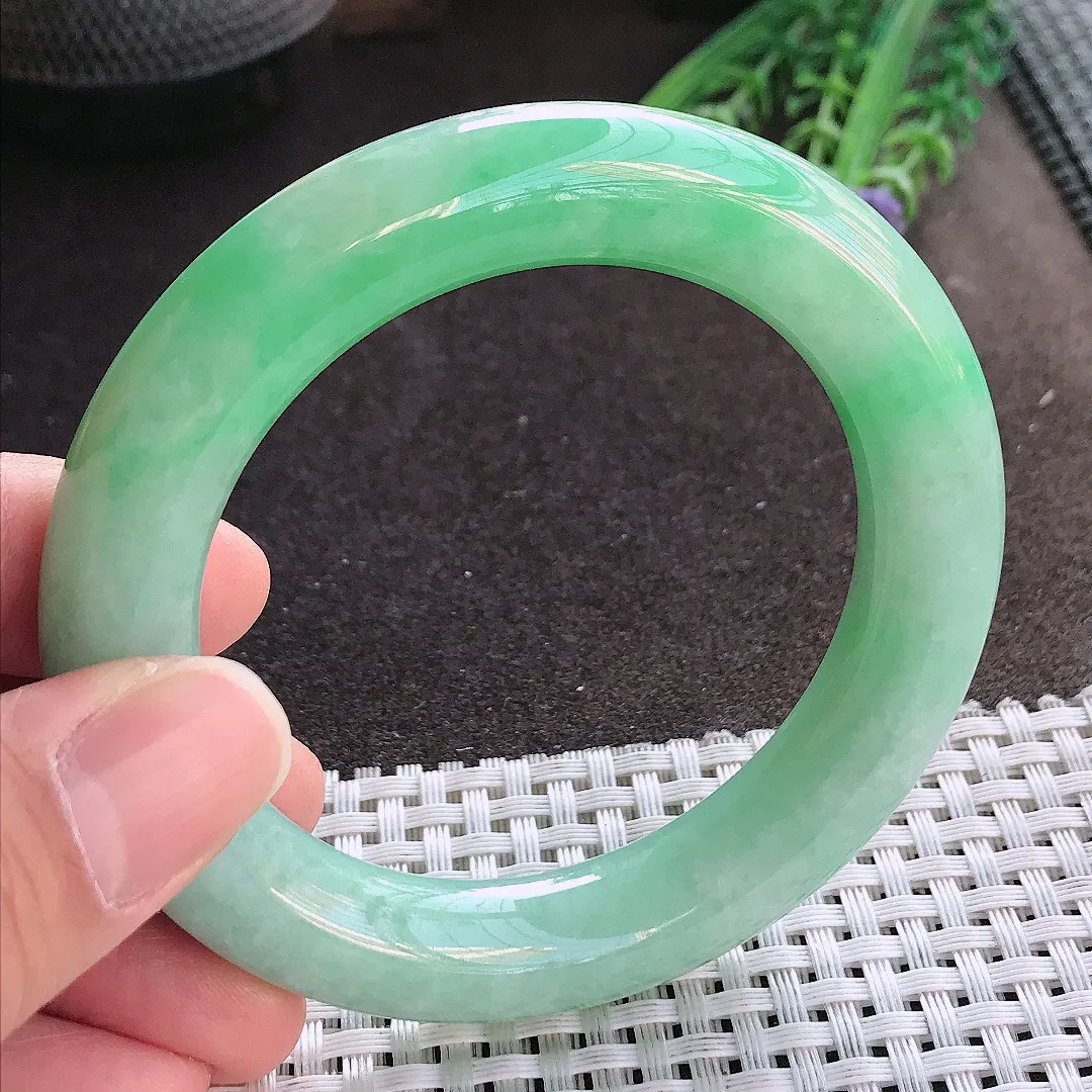 实拍A货翡翠54.8/12/11.7老坑精美温润满绿胖圆条手镯翡翠玉镯手环