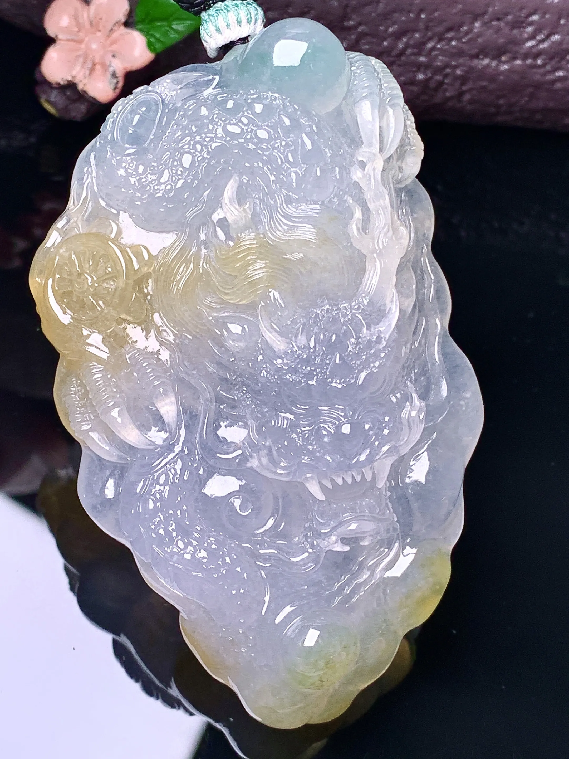 飘黄翡龙牌吊坠 玉质细腻 色泽艳丽清新 整体尺寸68.8*45*13