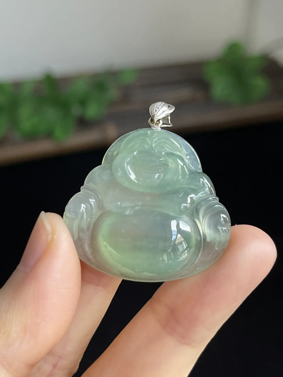 翡翠冰糯种淡绿色吊坠，伴钻石