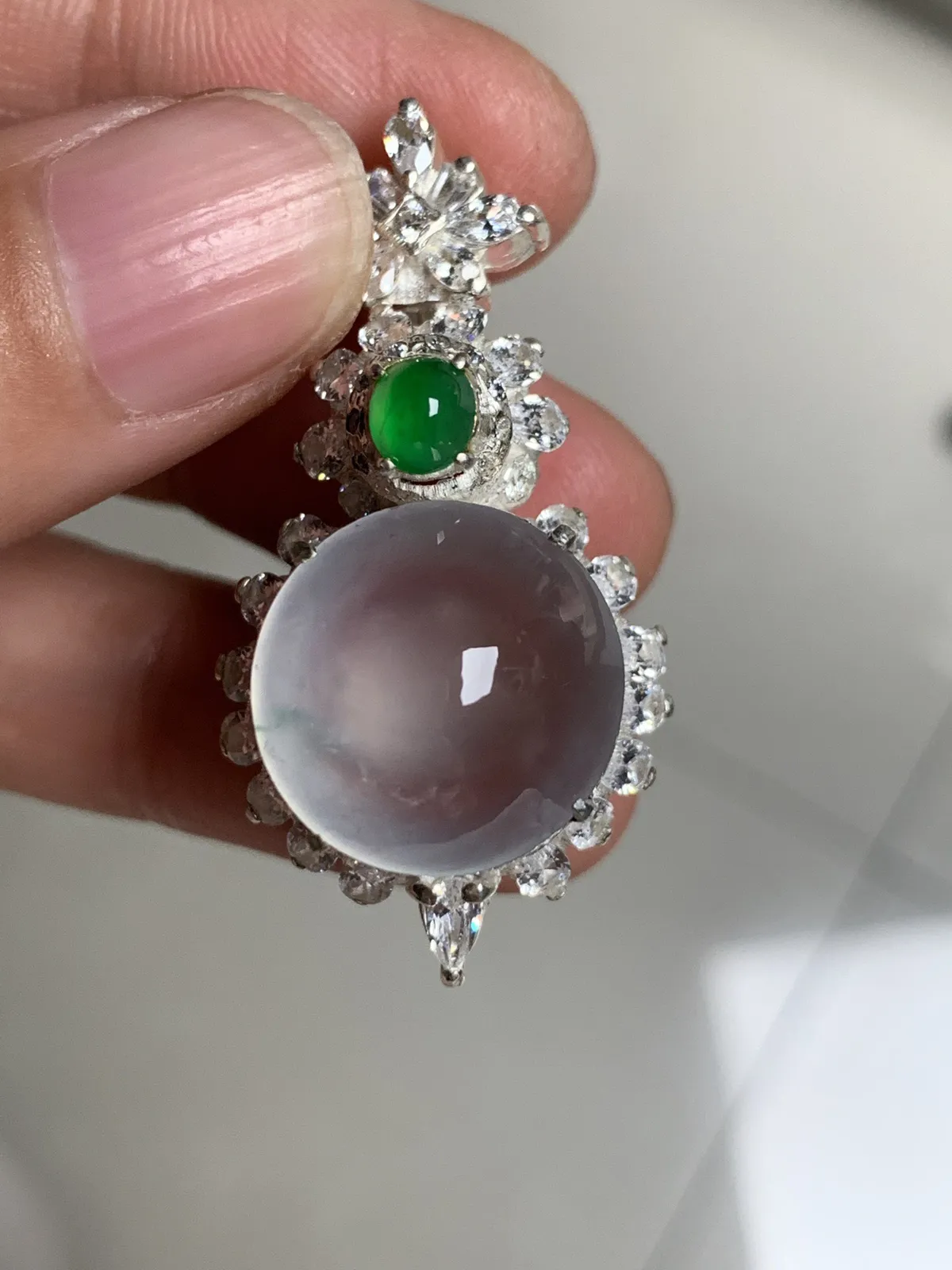 高冰飘花正圆吊坠
无纹裂，老坑种强荧光，钢性十足饱满圆润