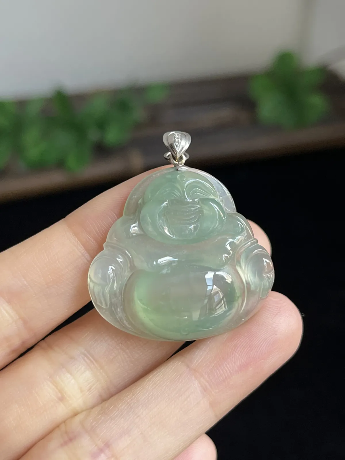 翡翠冰糯种淡绿色吊坠，伴钻石