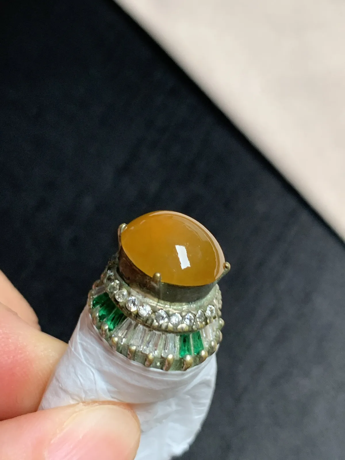 冰黄翡馒头戒面
无纹裂，种好色美品相好，色泽艳丽纯正，老坑种冰透水灵饱满圆润