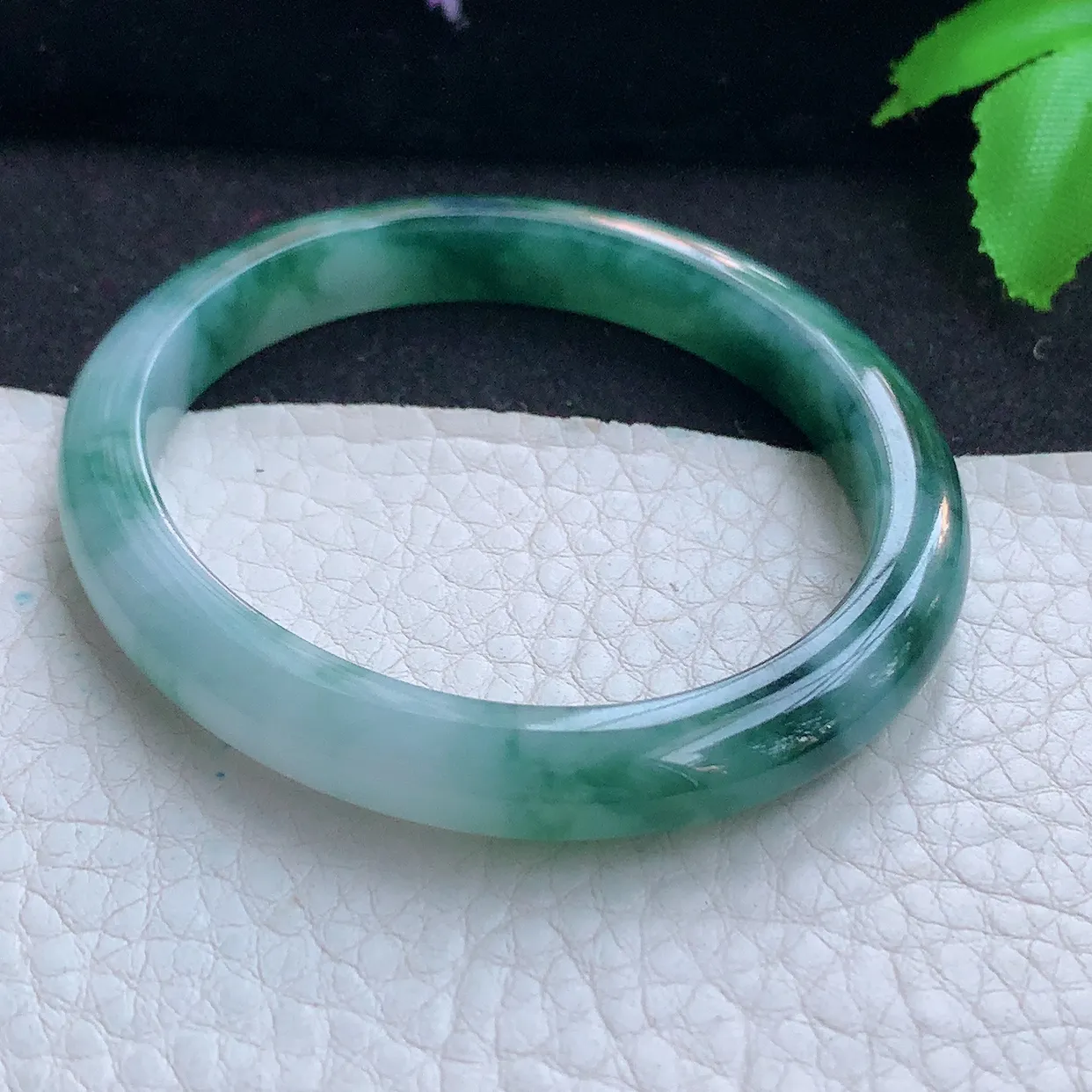 js小圈口53*44.5*7.8*6.8贵妃镯 天然缅甸翡翠玉手镯冰飘花秀气蛋形玉手环