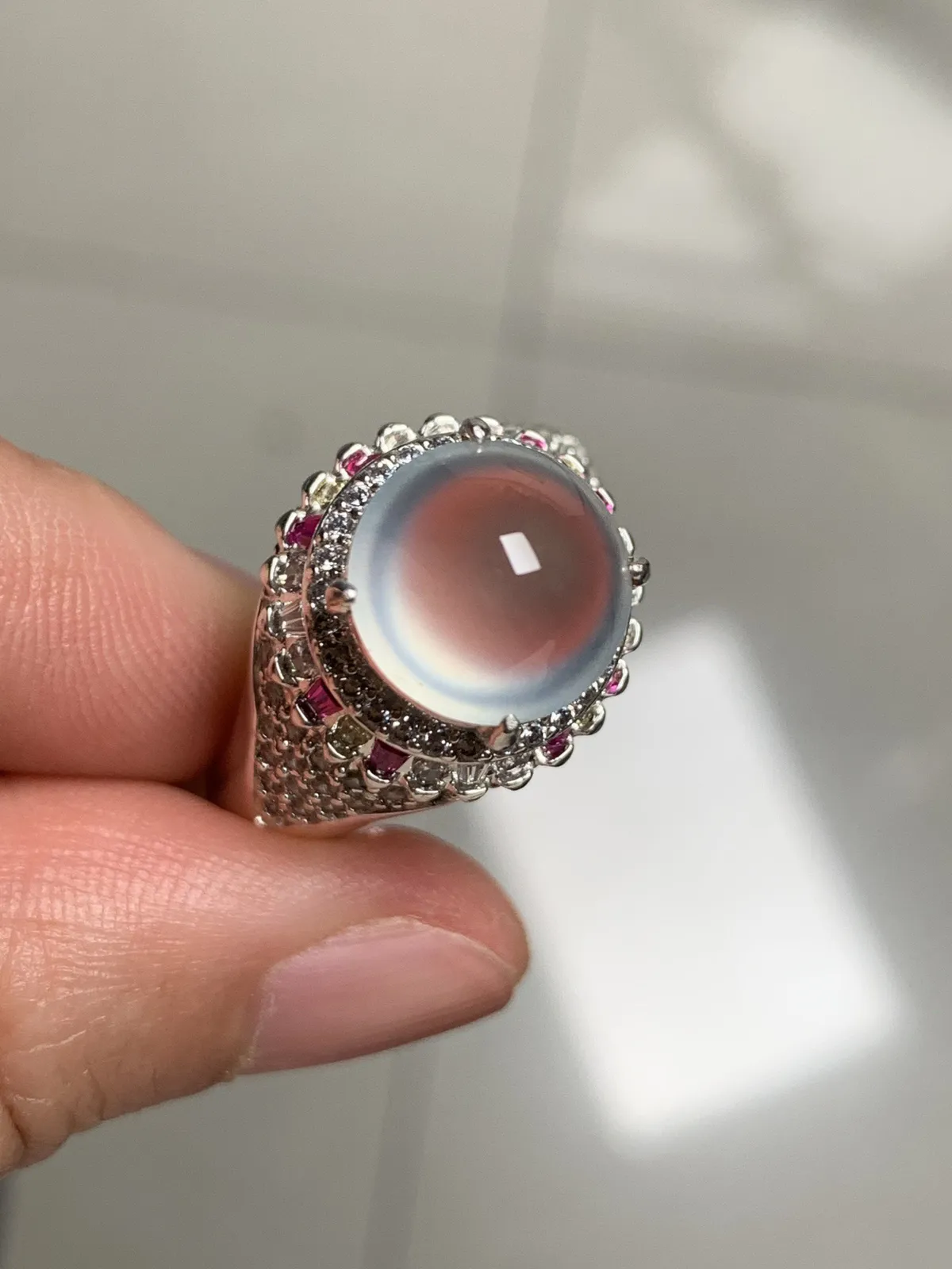 玻璃种馒头戒面
无纹裂，老坑种强荧光钢性十足纯净饱满