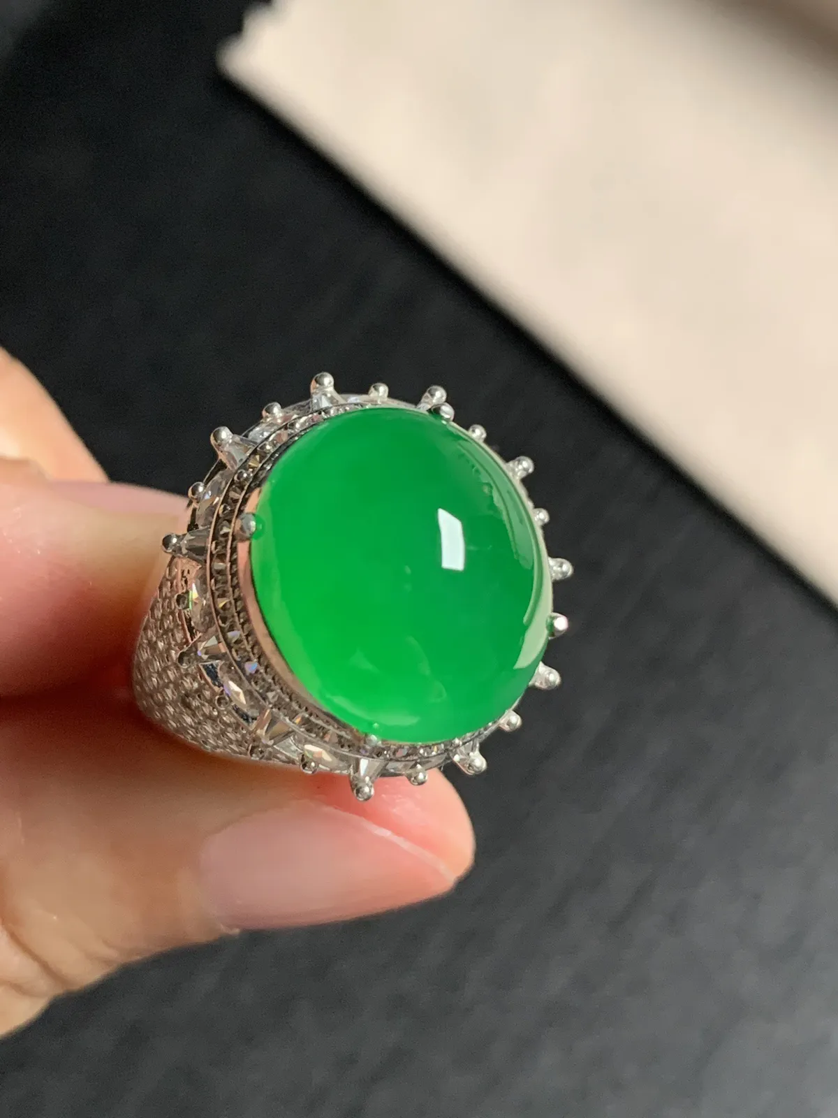 高冰阳绿馒头戒面
无纹裂，种好色好品相好，高品质戒面