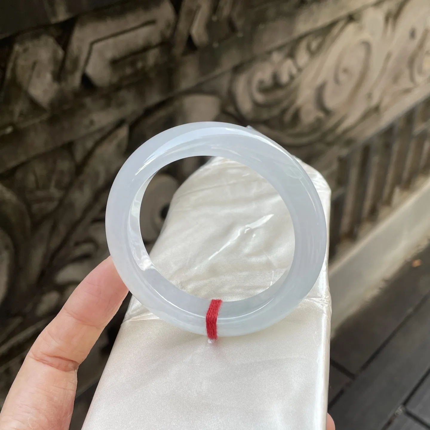 53+圈口，白月光，
清透镯环藏清透，冰肌玉骨映柔光，皓腕携来云影闲～