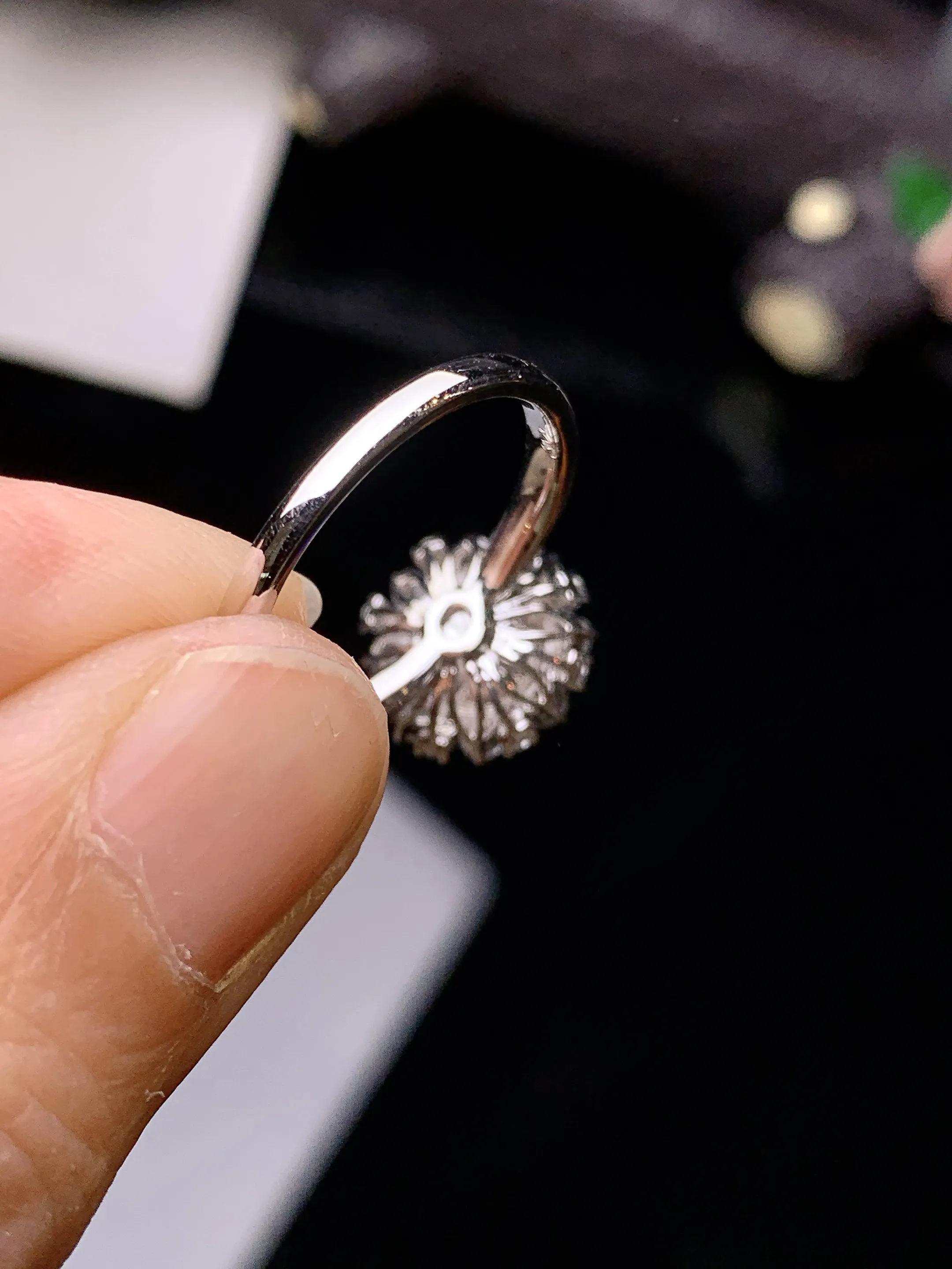 18k金钻镶嵌冰种蛋面戒指 玉质细腻 色泽艳丽清新 圈口13 整体尺寸11.3*8.8