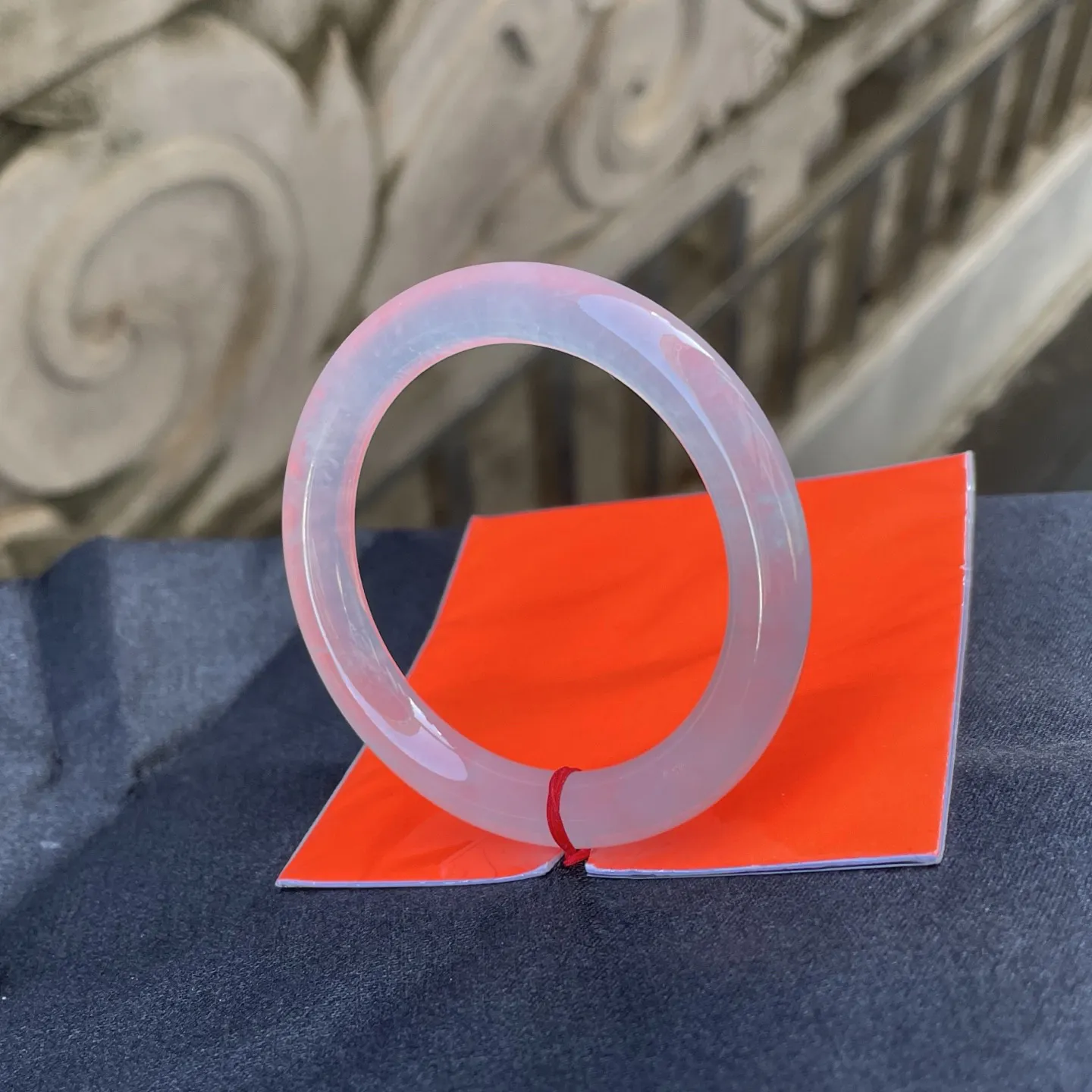 54圆条，白月光，
冰透的白清润似羊脂，素净的镯体无一丝杂色，宛若山间初融的雪水凝成的环，简约又雅致～气质