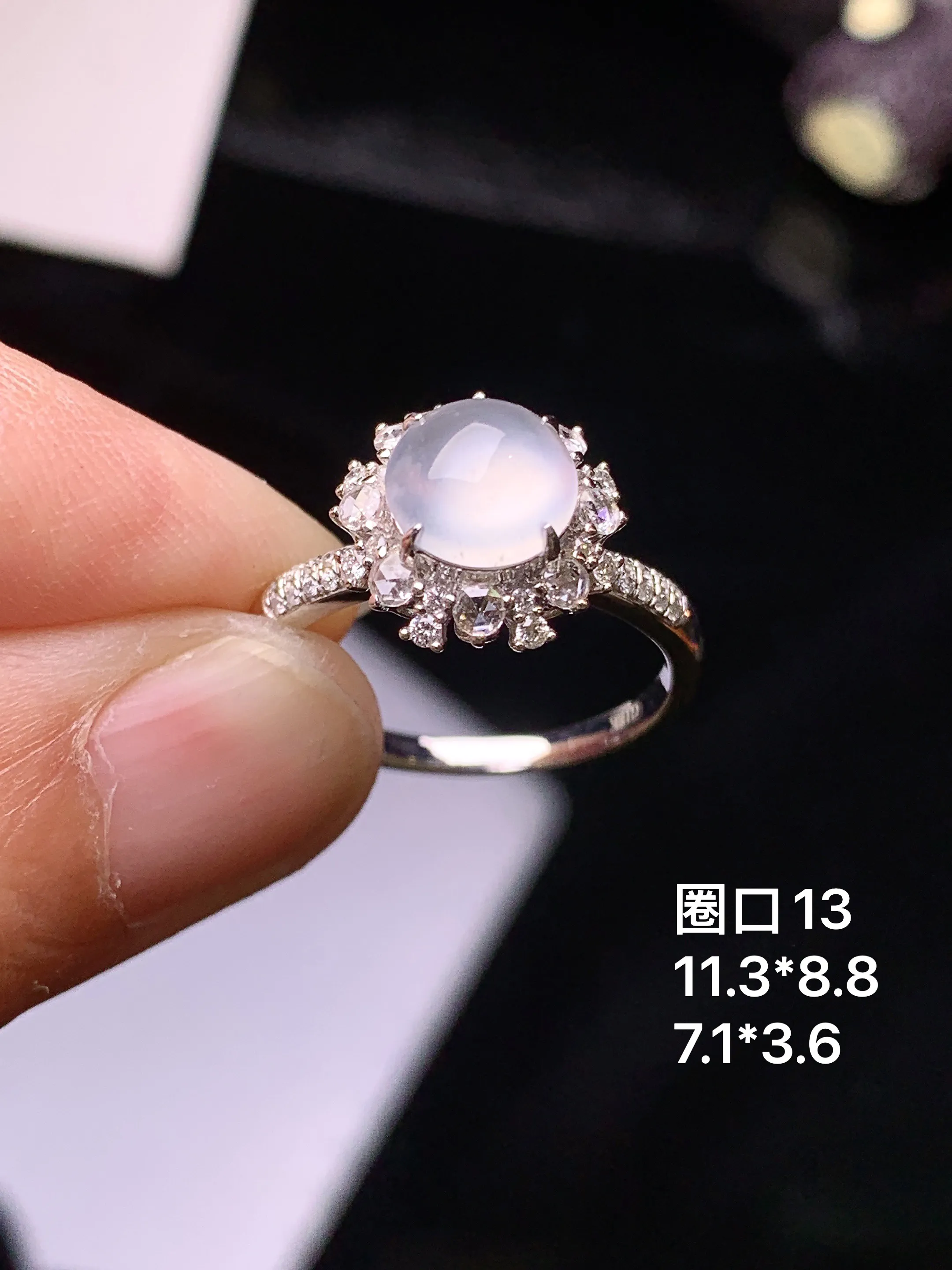 18k金钻镶嵌冰种蛋面戒指 玉质细腻 色泽艳丽清新 圈口13 整体尺寸11.3*8.8