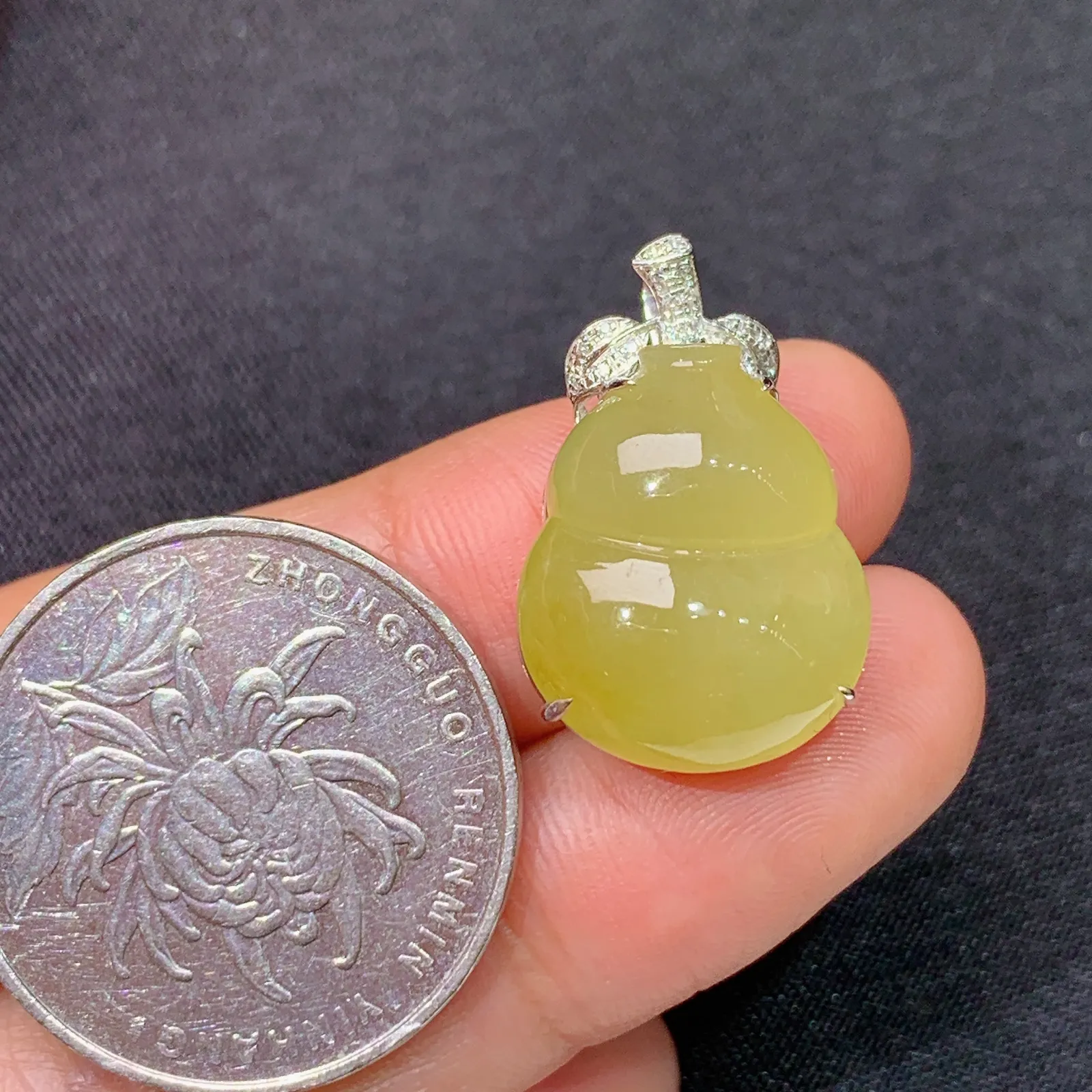 黄翡葫芦吊坠，18k金镶嵌，色泽鲜艳，水色超佳，Ym2 尺寸22.6*14.5*8.3