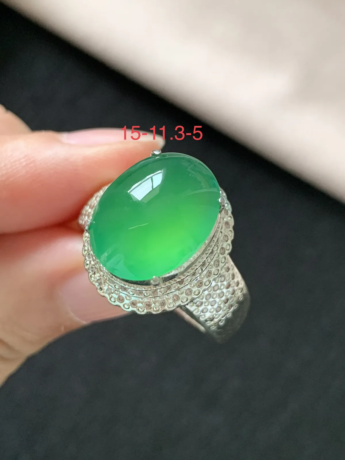 高冰木那绿鸽子蛋戒面
无纹裂，种好色好品相好，颜色鲜艳明亮，老坑种冰透水灵均匀饱满