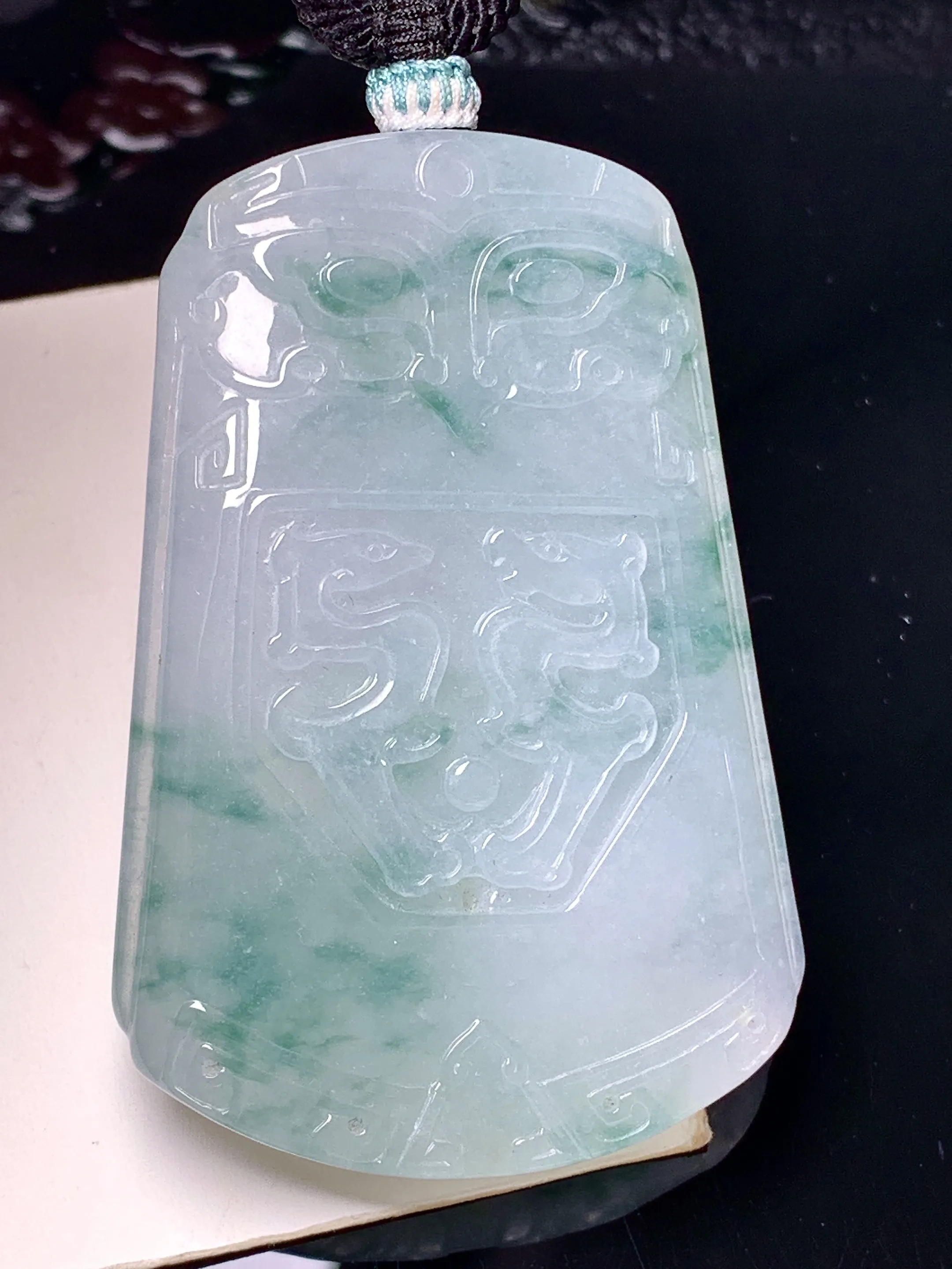 飘花无事牌吊坠 玉质细腻 色泽艳丽清新 整体尺寸56.2*38.2*6.2