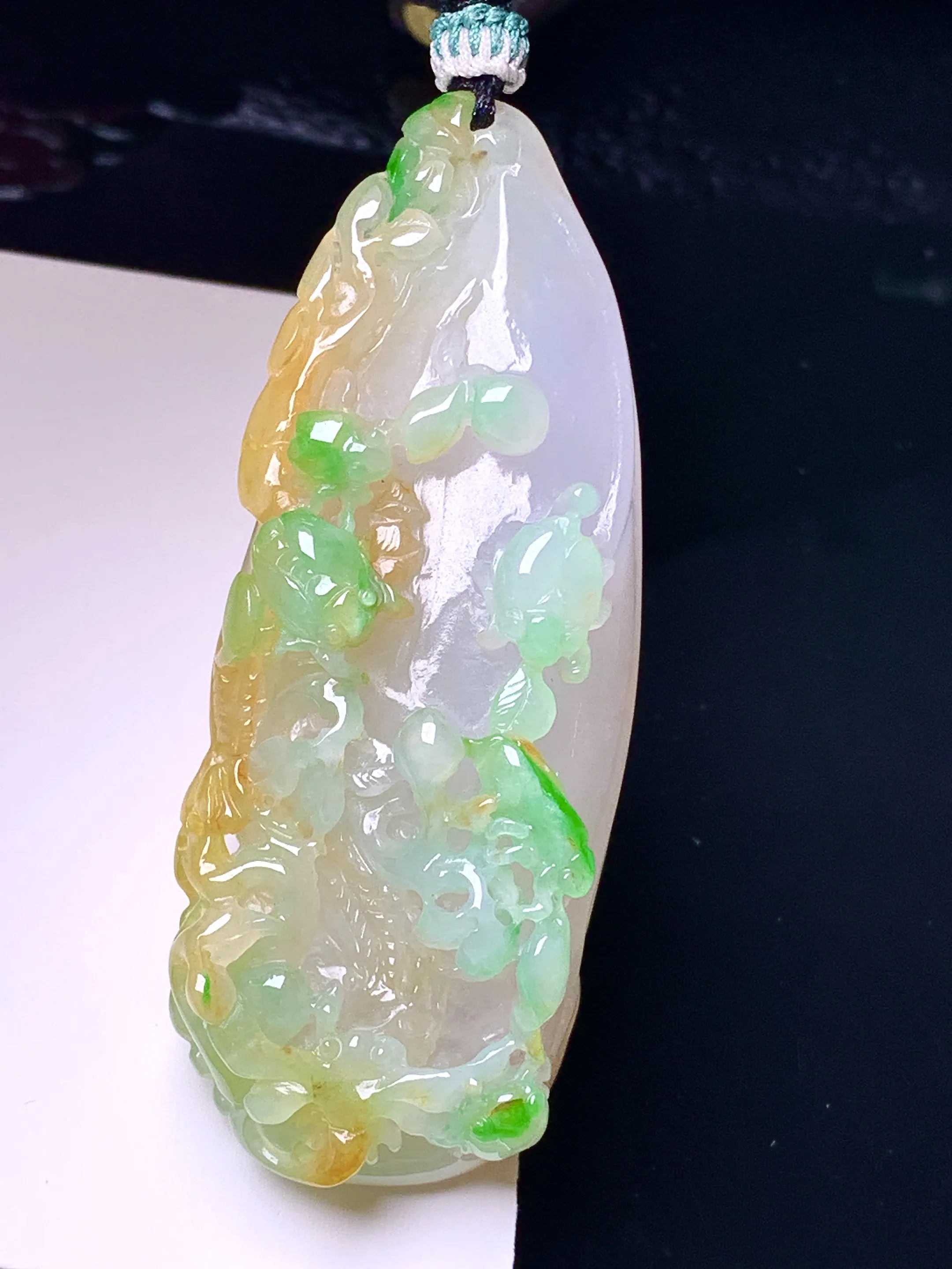 飘黄绿花开富贵吊坠 玉质细腻 色泽艳丽清新 整体尺寸57.6*23*12.5