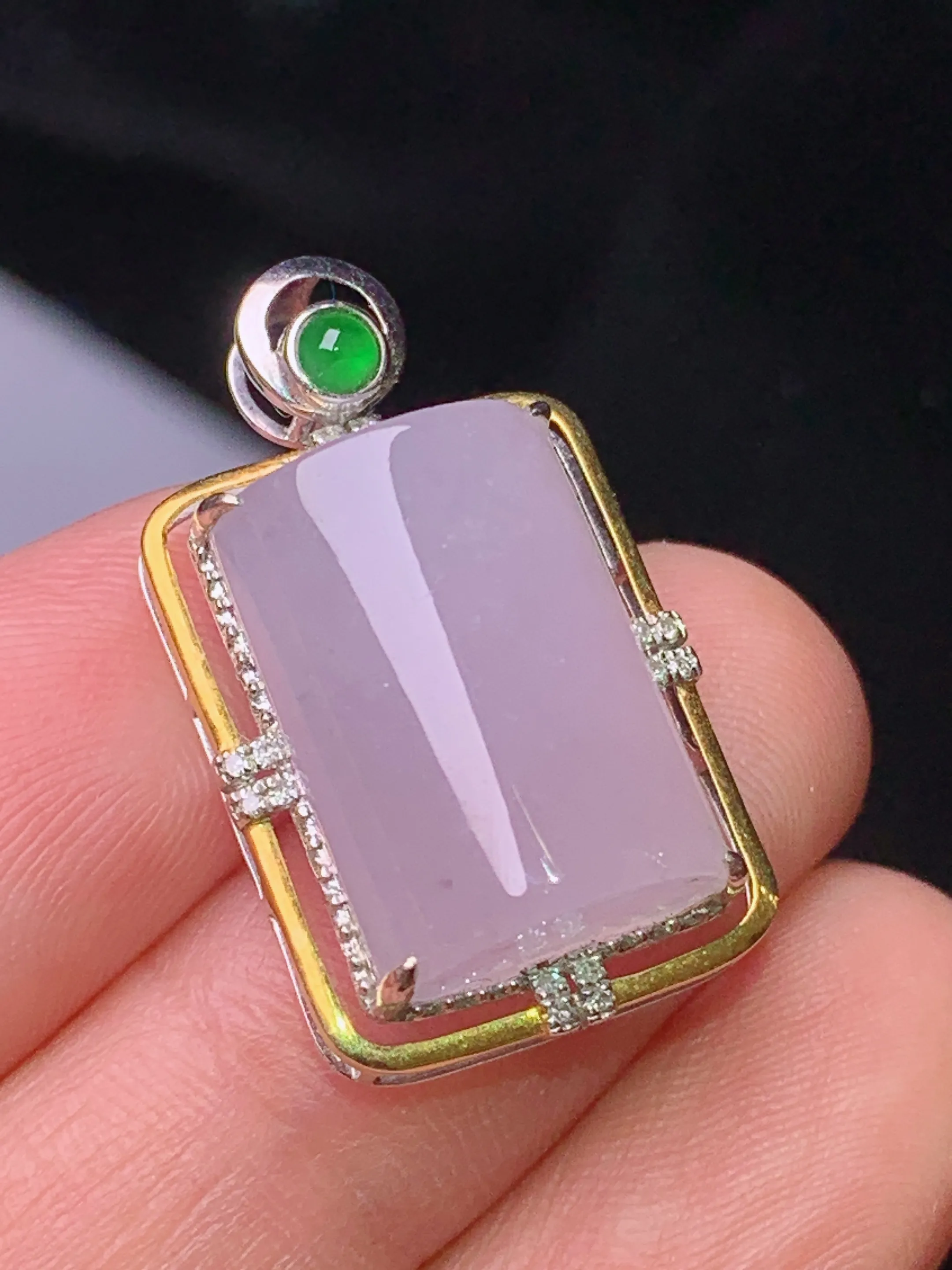 18k金钻镶嵌淡紫罗兰玉柱吊坠 玉质细腻 色泽艳丽清新 整体尺寸25.5*15.2*8